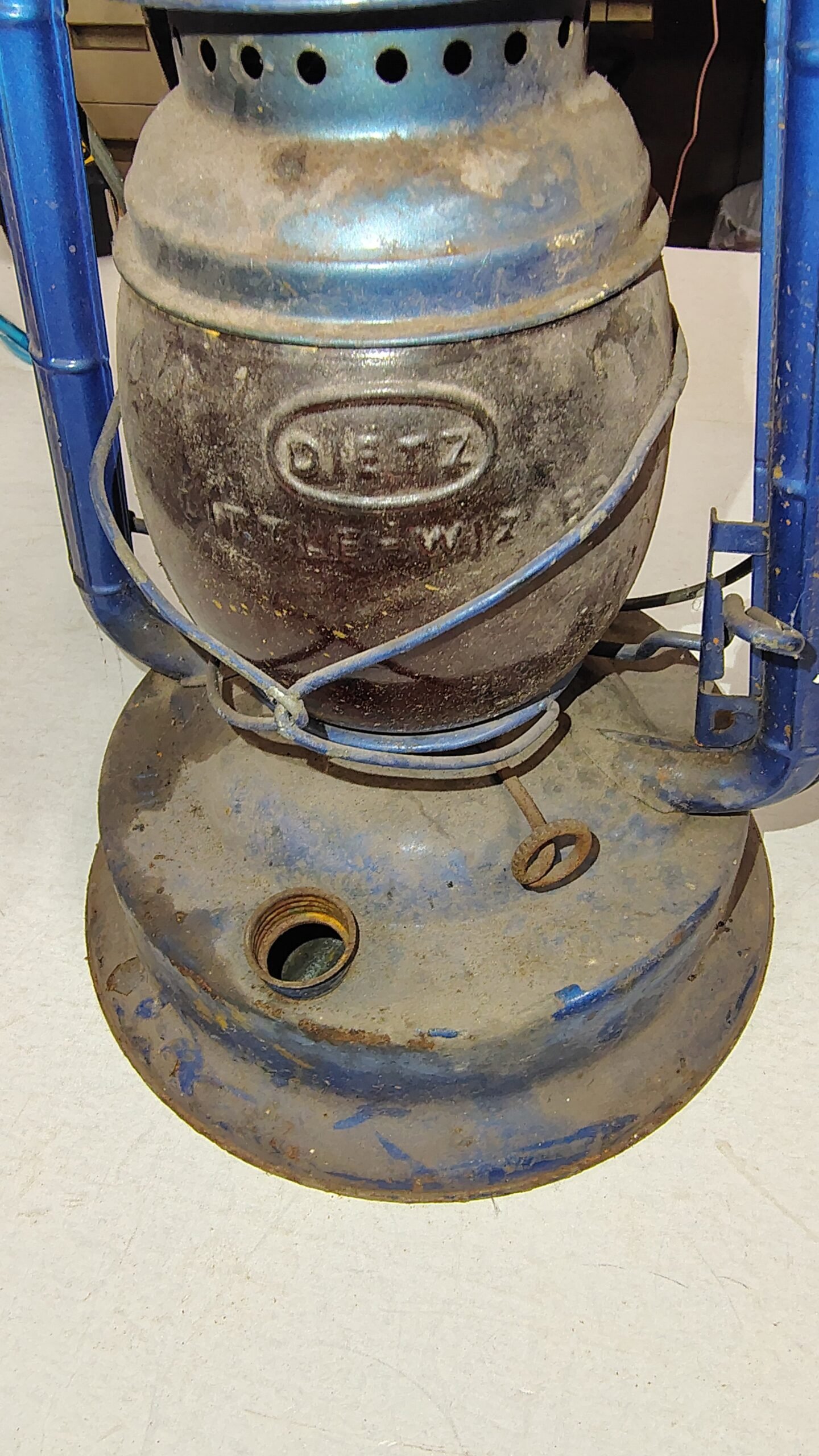 14024f7f-8fef-49d7-91df-abfcc07296a8-scaled-1.jpg Vintage Dietz No 1 Little Wizard Blue Kerosene Lantern Hong Kong