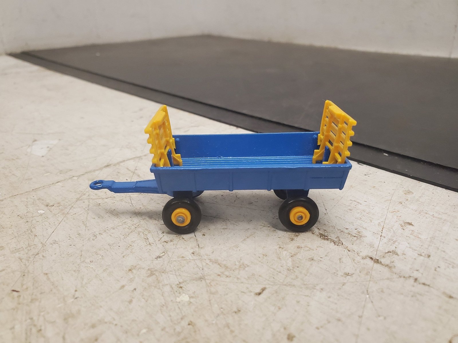 Vintage Matchbox series no . 40 Blue Hay Trailer toy with original box hobby