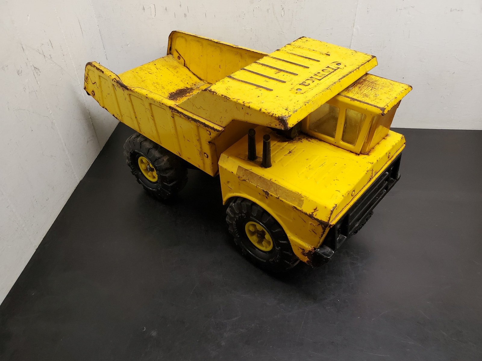 Vintage Tonka Pressed Steel Dump Truck XMB 975 Classic Collector's item
