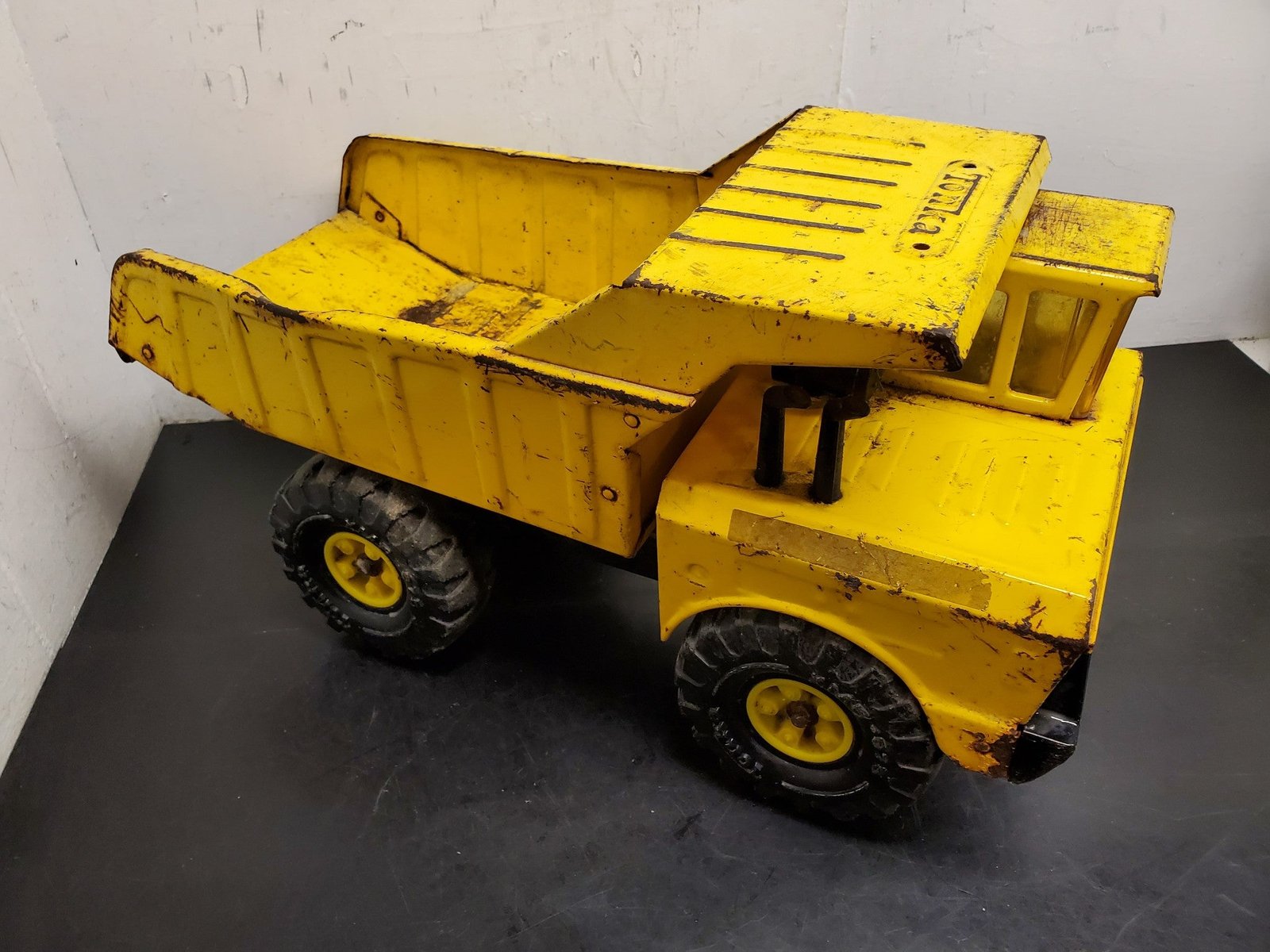 Vintage Tonka Pressed Steel Dump Truck XMB 975 Classic Collector's item