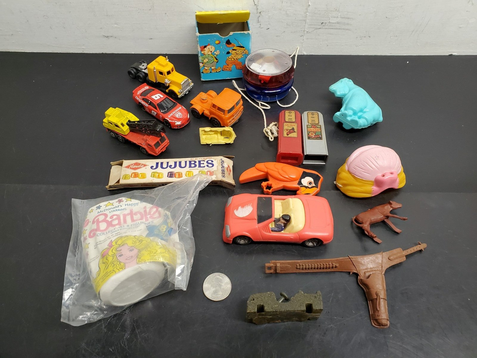 MISCELLANEOUS LOT OF YO-YO, YATMING TRUCK, SALT/PEPPER SHAKERS AND MUCH MORE