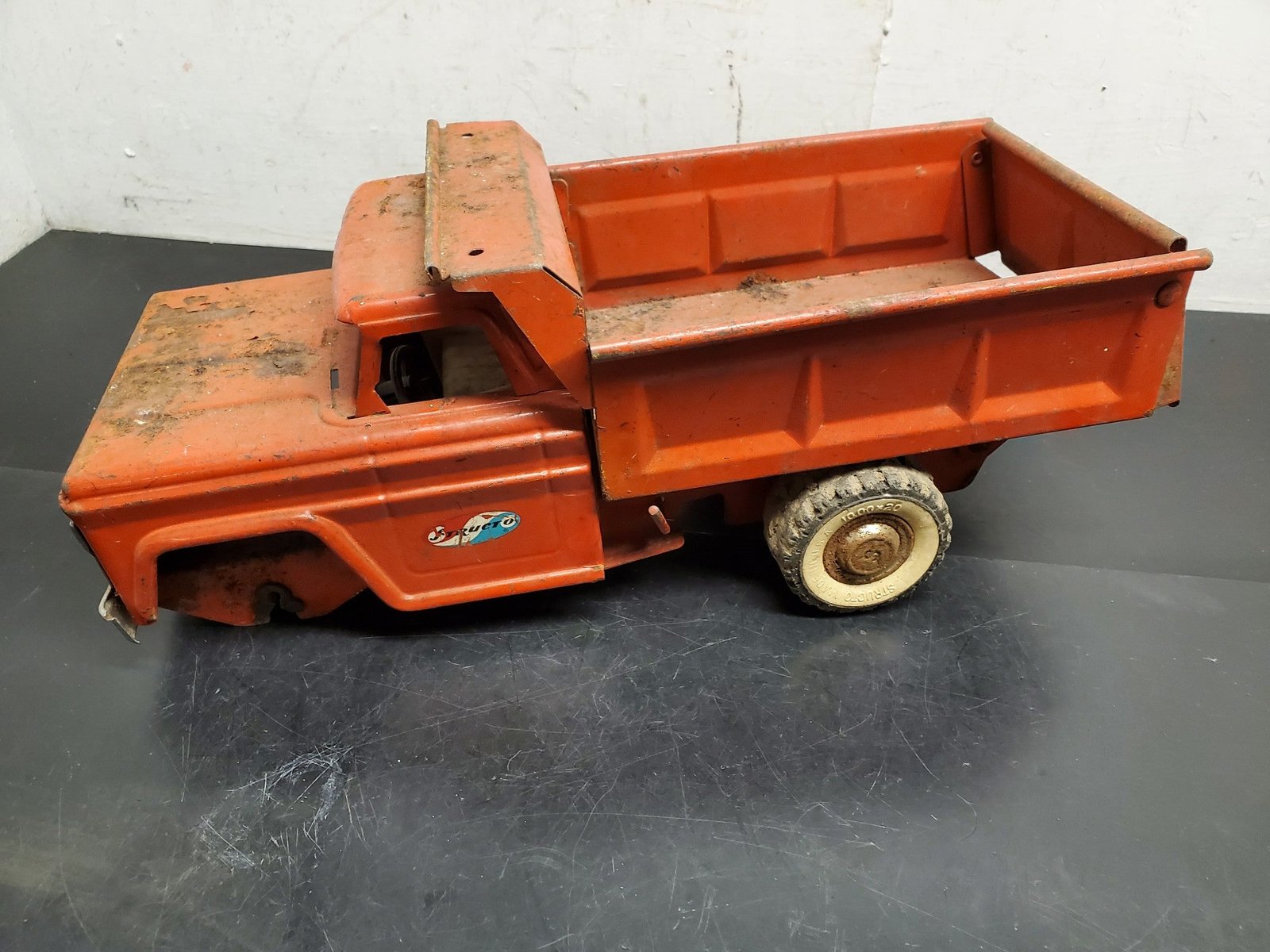20210724134654a.jpg Vintage Structo Toys Red Pressed Steel Dump Truck 1950's NICE-FRT TIRES MISSING