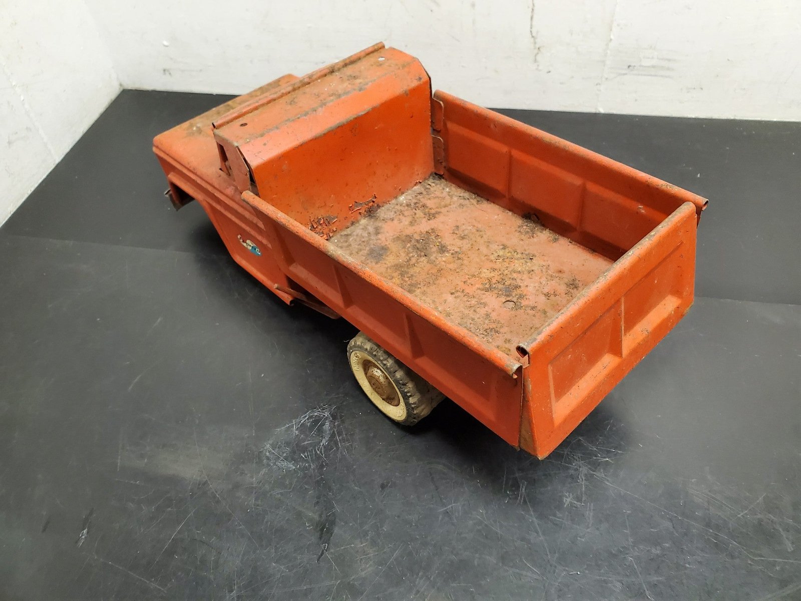 20210724134706a.jpg Vintage Structo Toys Red Pressed Steel Dump Truck 1950's NICE-FRT TIRES MISSING