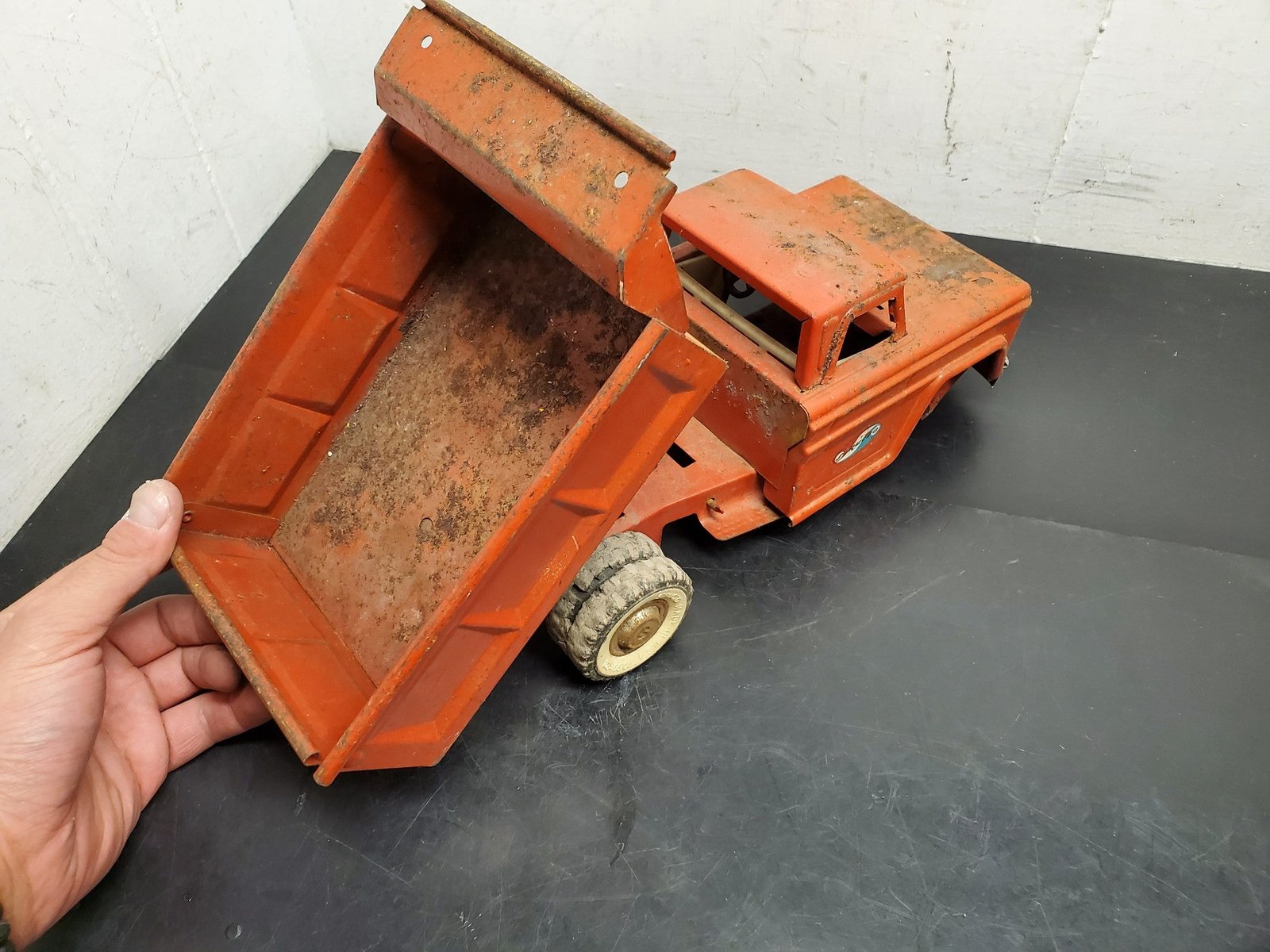 20210724134712a.jpg Vintage Structo Toys Red Pressed Steel Dump Truck 1950's NICE-FRT TIRES MISSING