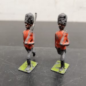 VTG BRITAINS DEETAIL LTD TOY BRITISH SOLDLIERS WEARING BUSBY HATS & CARRYING GUN