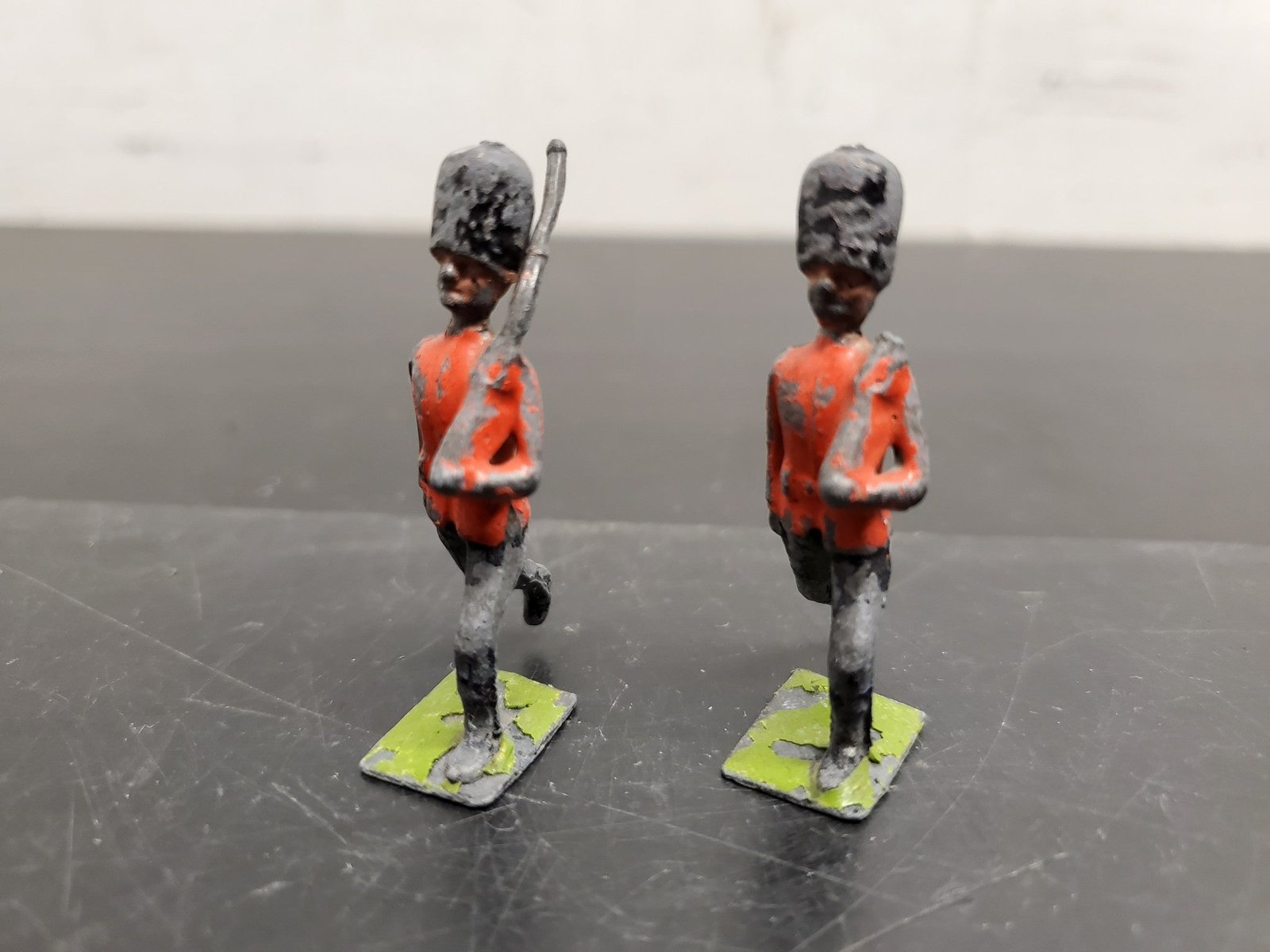20210726104954a.jpg VTG BRITAINS DEETAIL LTD TOY BRITISH SOLDLIERS WEARING BUSBY HATS & CARRYING GUN