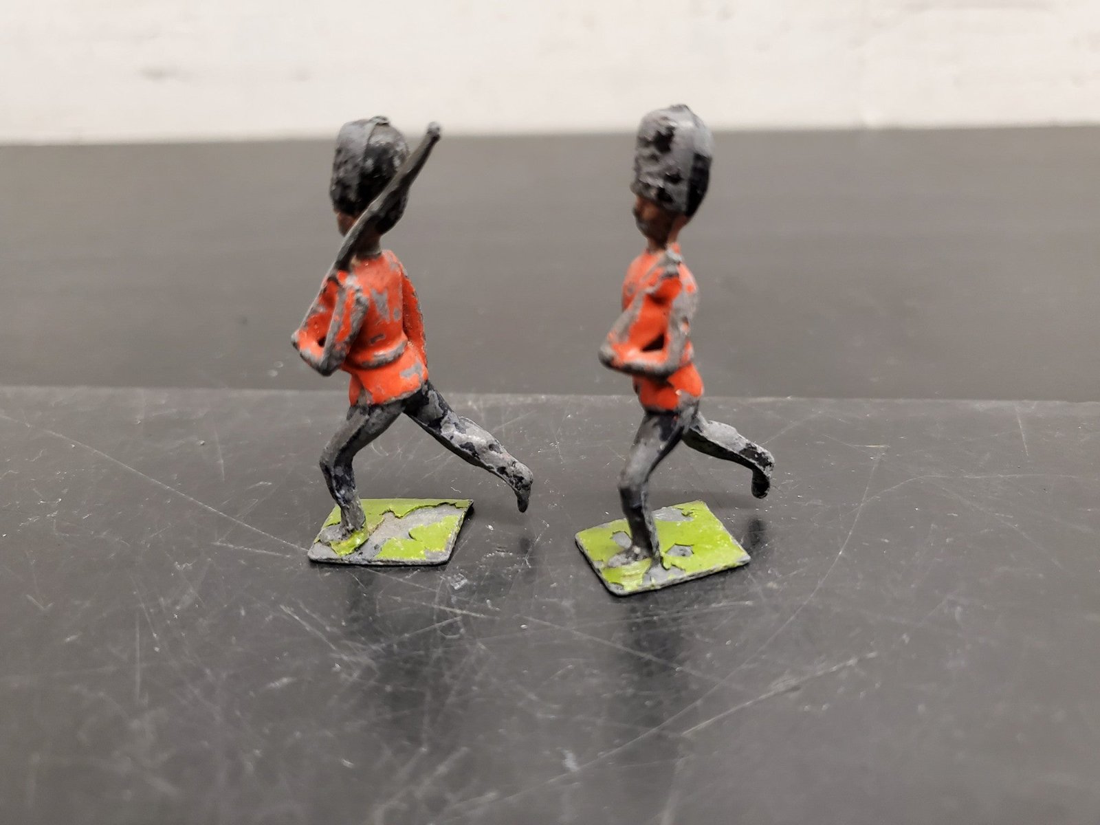 20210726105001a.jpg VTG BRITAINS DEETAIL LTD TOY BRITISH SOLDLIERS WEARING BUSBY HATS & CARRYING GUN
