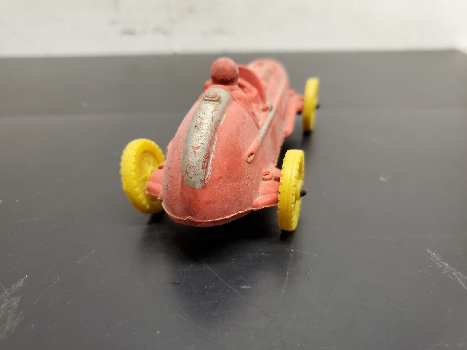 20210909105746a_ac8f630d-24b5-456a-900f-aa12a08c6ff4.jpg Vtg Auburn Rubber Corp. Auburn, Indiana Made in USA # 536 Red Racecar w/Driver