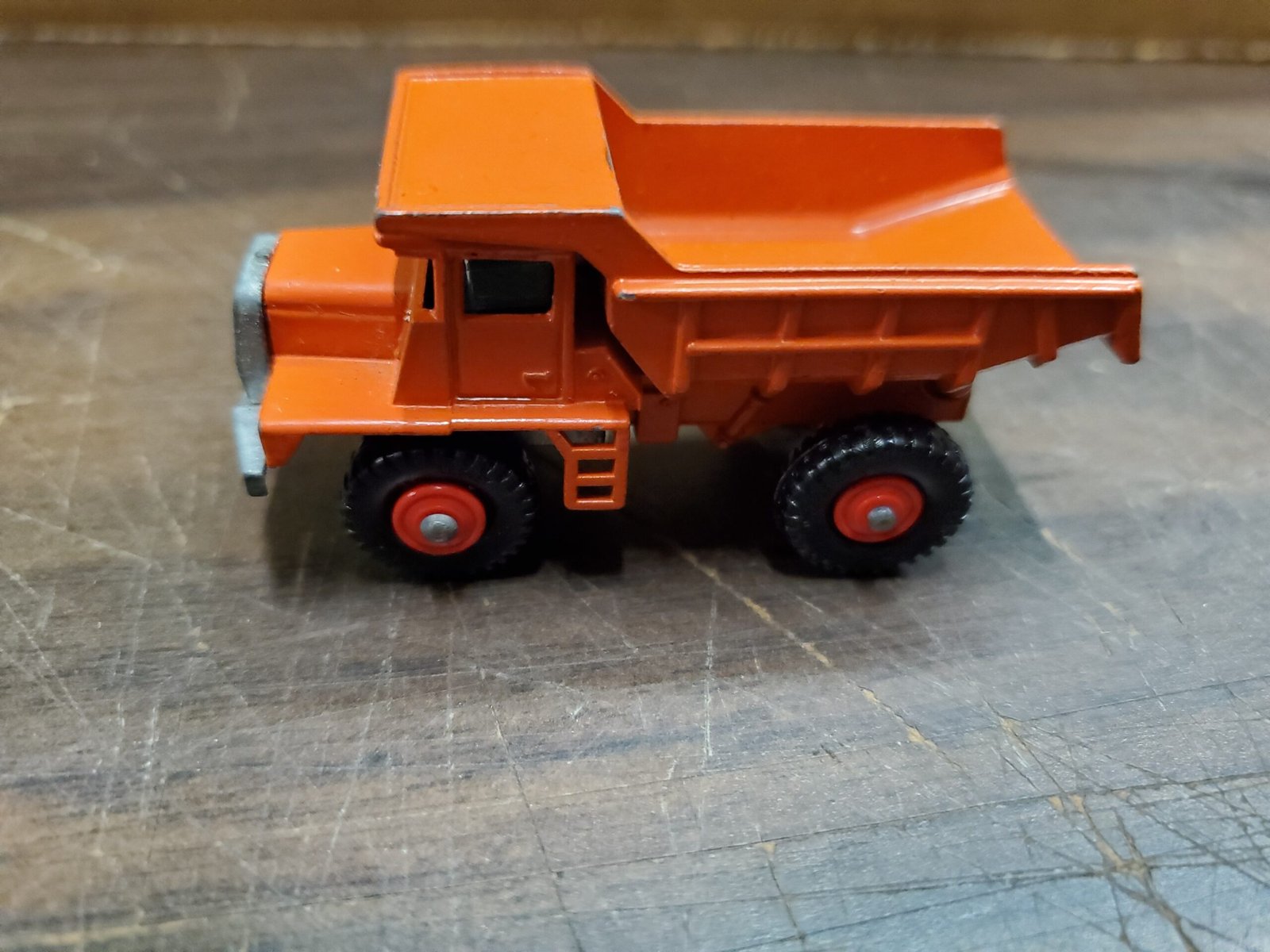 VINTAGE LESNEY MATCHBOX #28 MACK DUMP TRUCK W/BOENGLAND TOYS TRUCKS  COLLECT