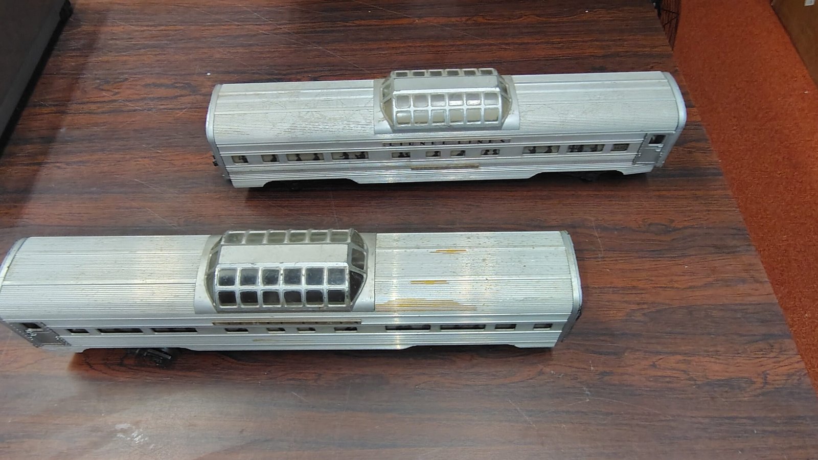 2954c87a-53ef-408a-a393-37f34c44f185-scaled-1.jpg Lionel Postwar O Gauge Aluminum Silver Range Vista Dome Passenger Cars Lot of 2