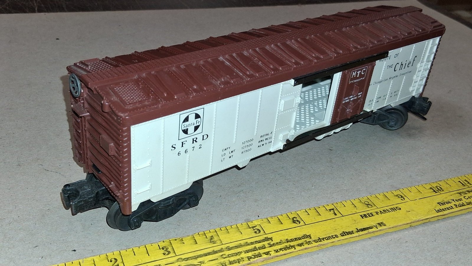 348d0841-f019-42ad-a53c-8880512cd63a-scaled-1.jpg Lionel 6672 Santa Fe SFRD Postwar O Gauge Refrigerator Car Loose Black Letters