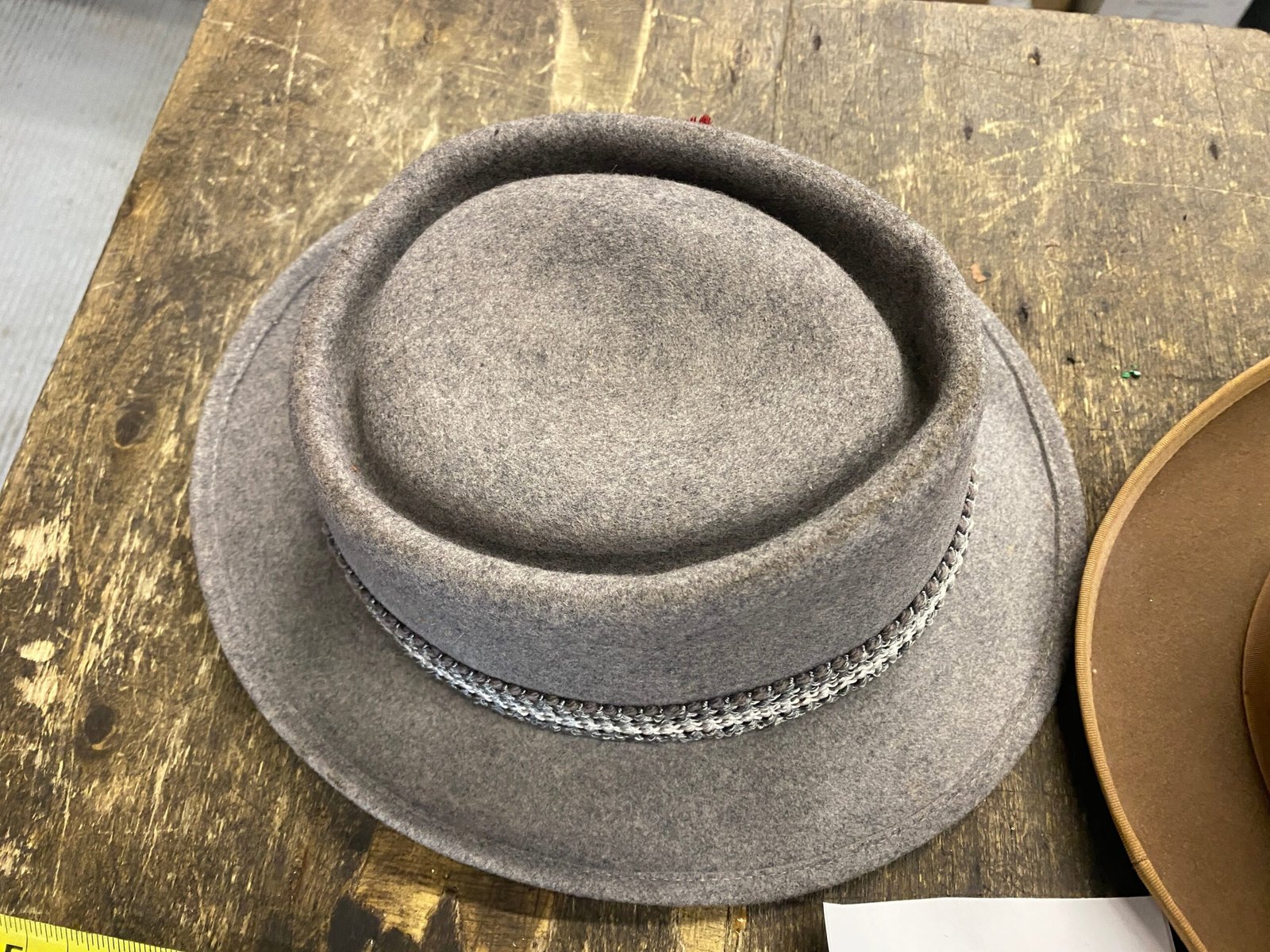 672f59b8-515b-4494-9bf2-4fe12d1e8c4c-scaled-1.jpg Vintage Planar Grey Wool Fedora Hat Size 7 - Classic Mallory Style Merino felt