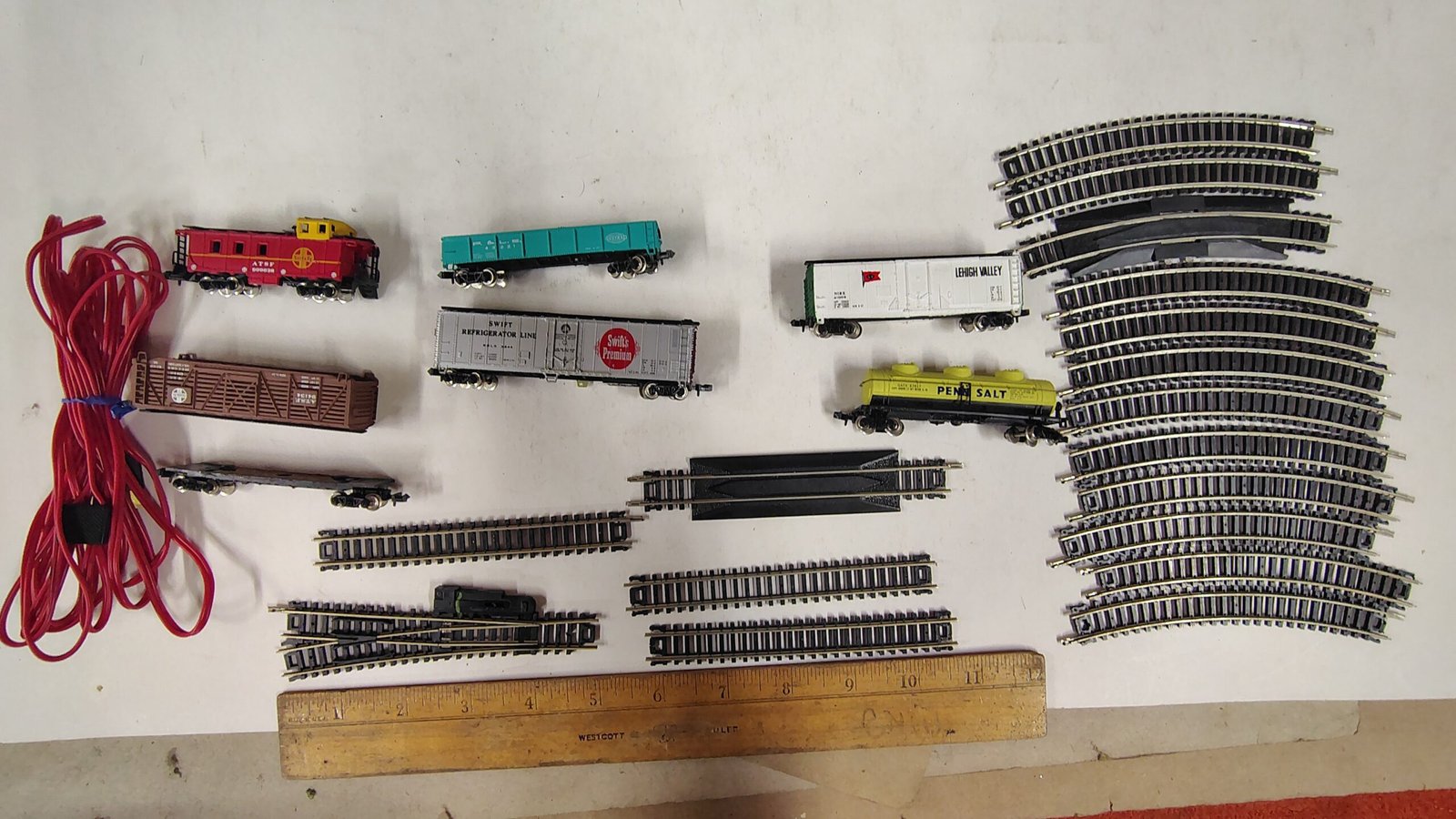 Vintage N Scale Model Train Lot Santa Fe Caboose Freight Cars Track