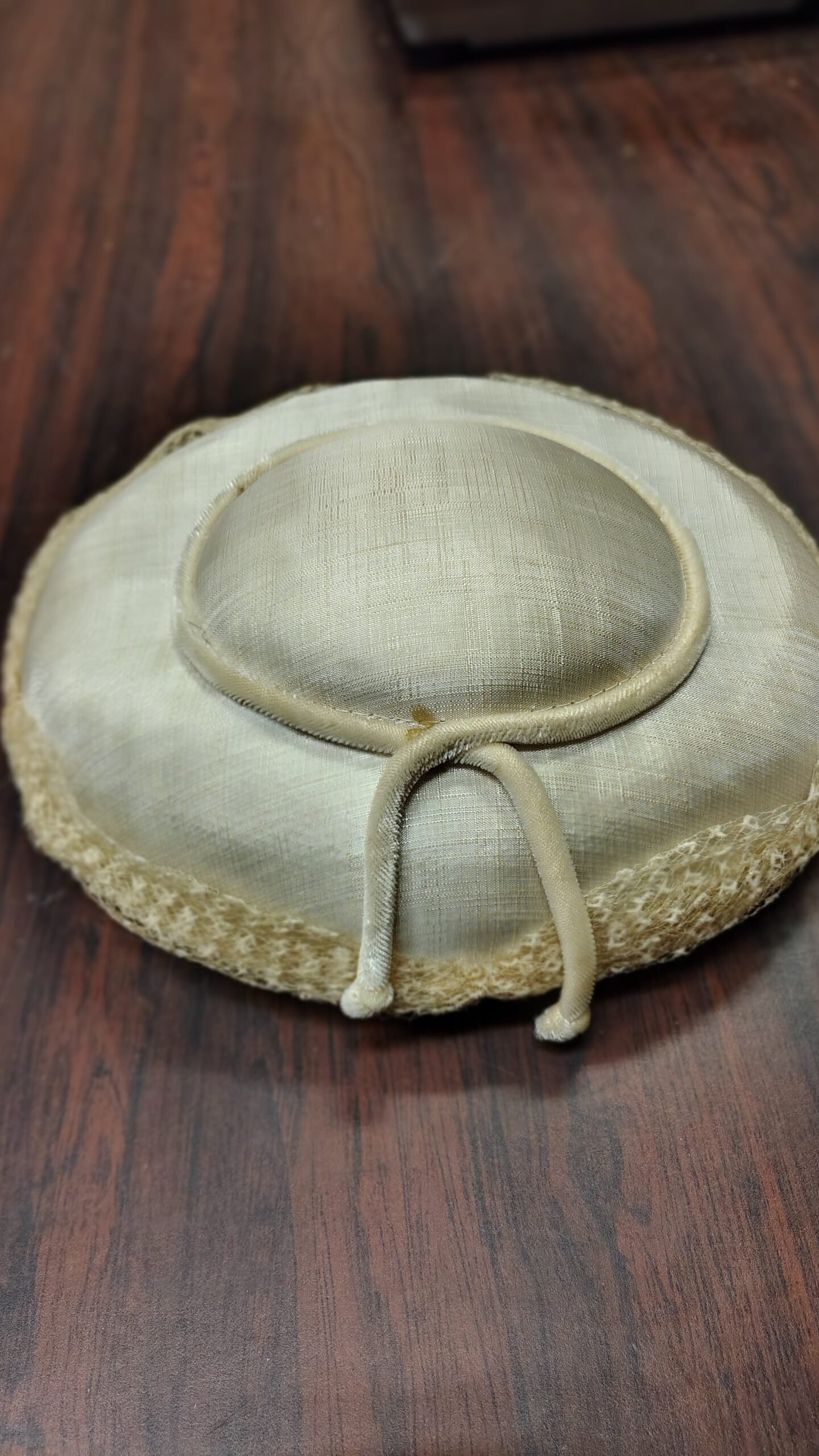 96fef17b-603f-4100-aa54-9eb350f09e4b-scaled-1.jpg Vintage 1950s Beige Satin Half Hat Velvet Trim Bridal Cocktail Fascinator