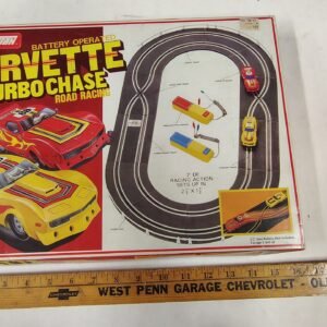 Vtg 1970s SpeedTrax Corvette Turbo Chase battery-operated slot car racing set