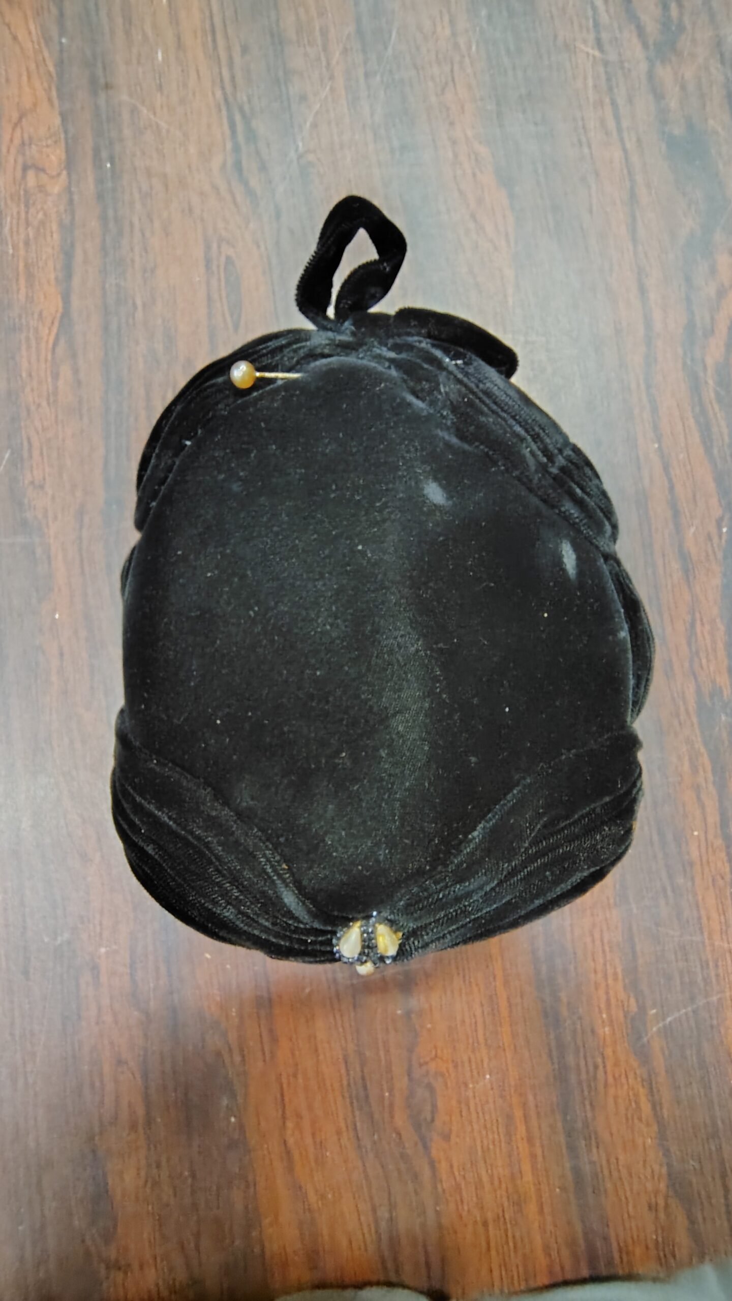 bfa20cae-e003-46b1-a8ba-2c2920782d43-scaled-1.jpg Vintage 1950s Black Velvet Half Hat Beaded Cocktail Fascinator Calot Cap