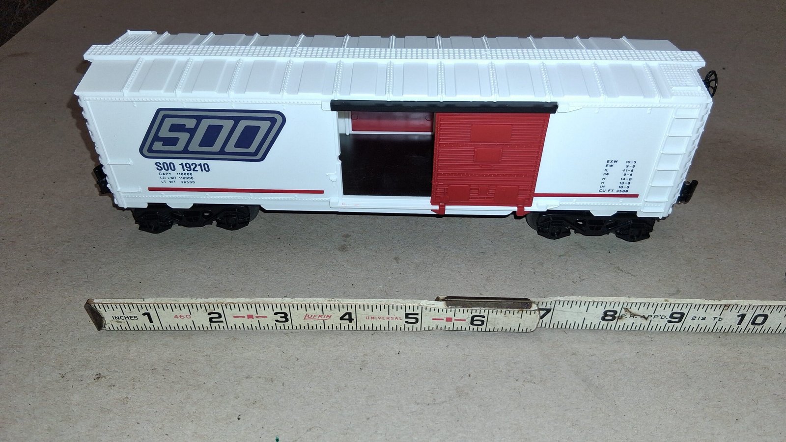 c66de53a-bcf4-4804-bd59-4c5062d1a2e1-scaled-1.jpg Lionel 6-19210 O Gauge Soo Line Sliding Door Boxcar 9700 Series Loose