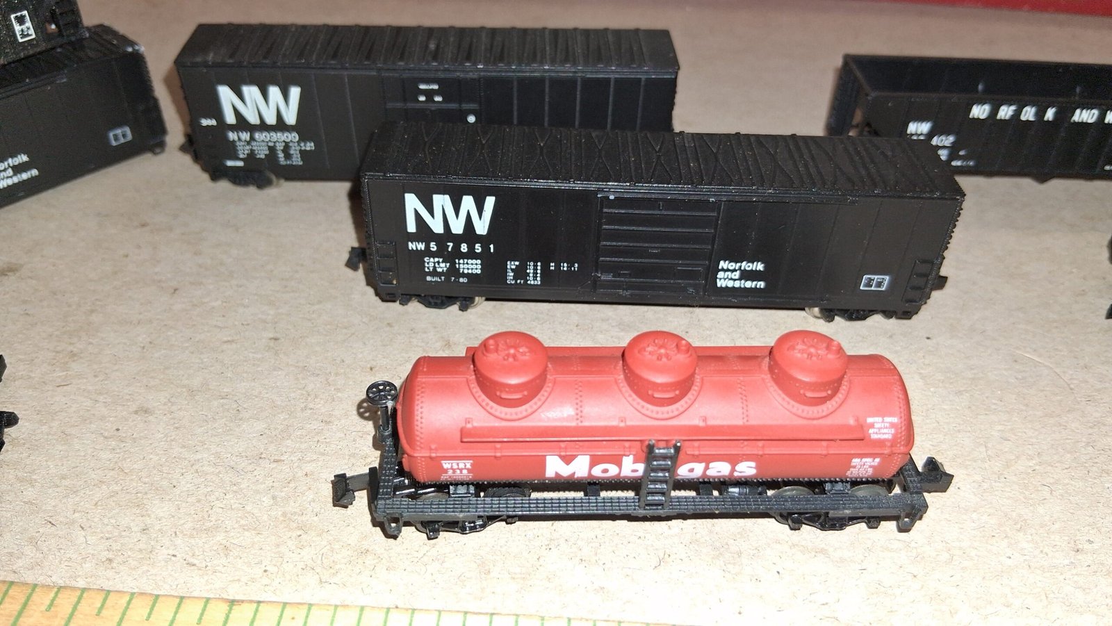 N Scale Norfolk & Western / Mobilgas Lot - 4 Running Cars + 2 Repair/Parts Cars
