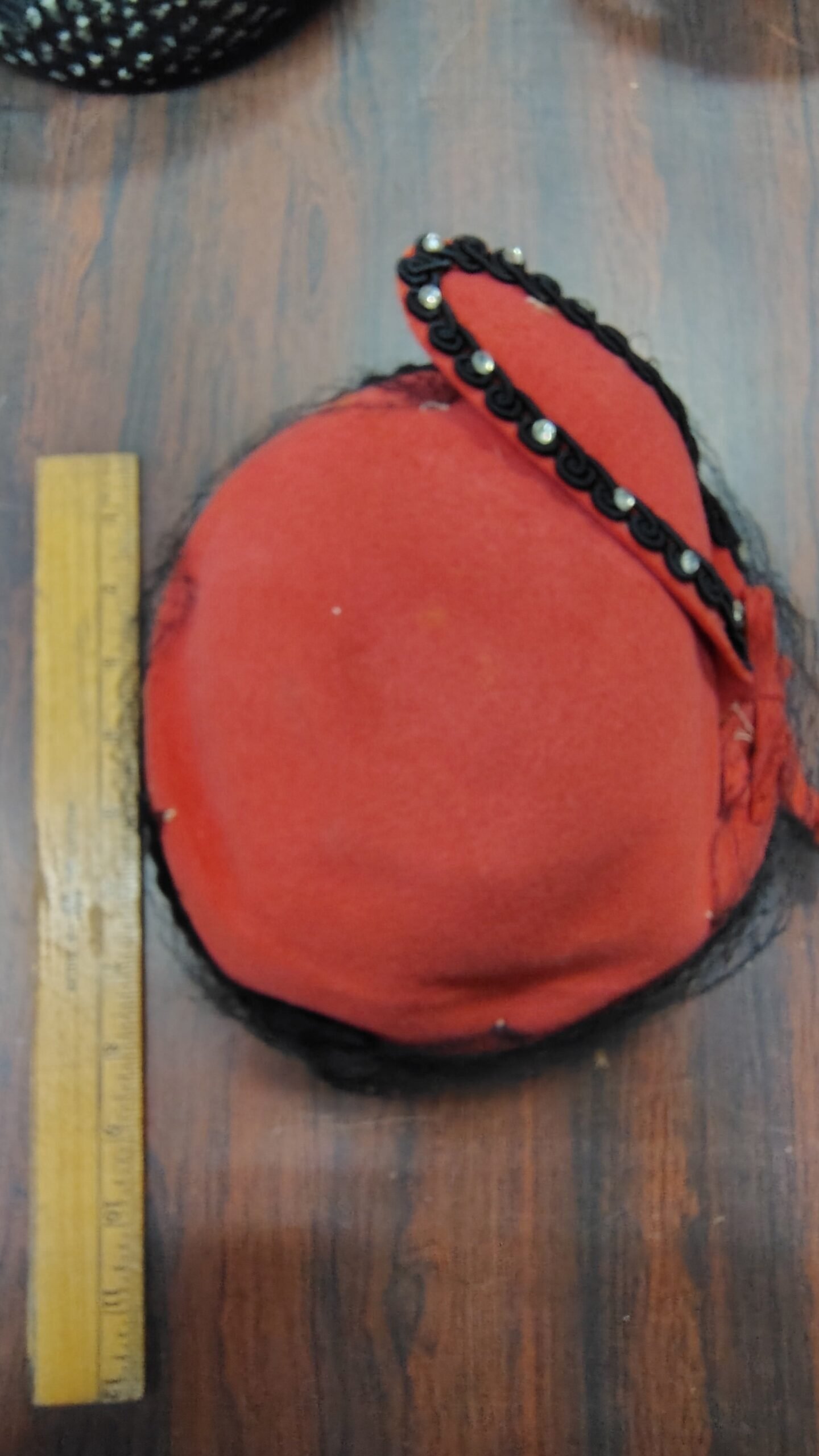 f1e12e85-e116-4898-8865-e2f23945cc32-scaled-1.jpg Vintage 1950s Glenover Henry Pollak Red Wool Felt Tilt Fascinator Hat Veil