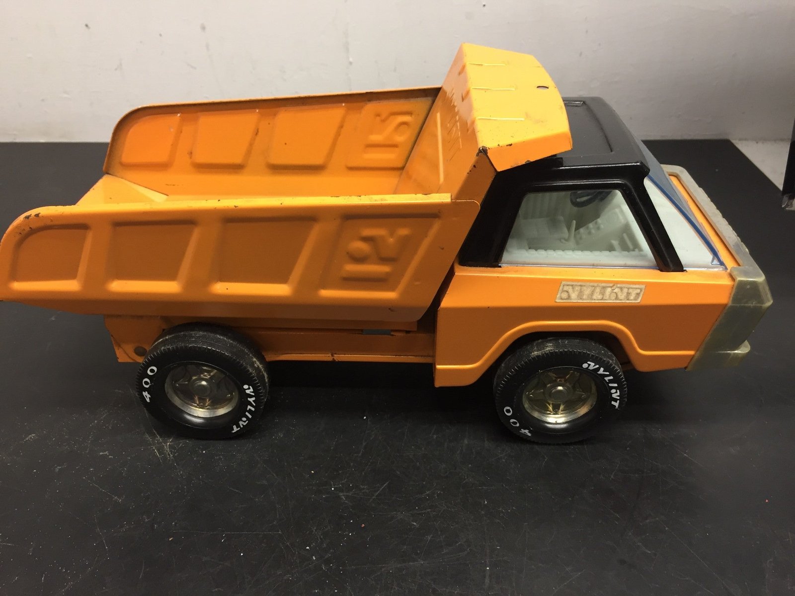 img1359-1.jpg vintage nylint 400 pressed steel dump truck toy 1970s orange made in usa nice