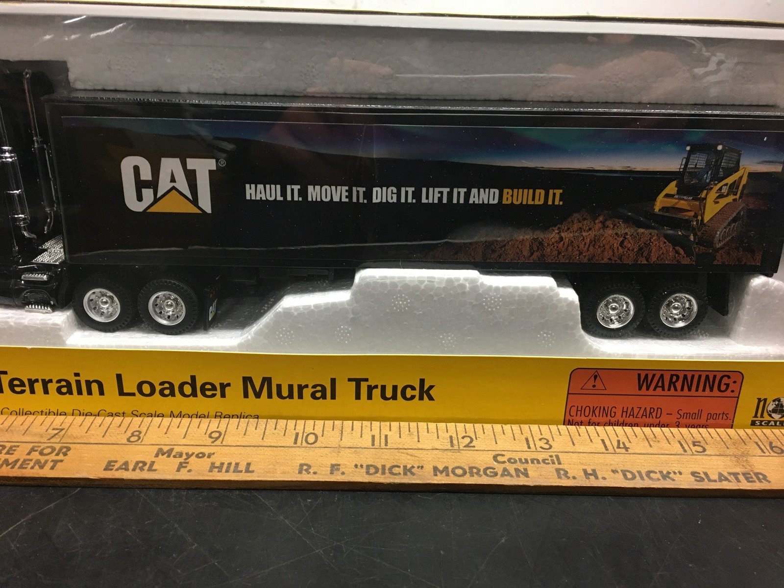 Cat Multi Terrain Loader Mural Truck Collectible Die-Cast Scale Model Replica