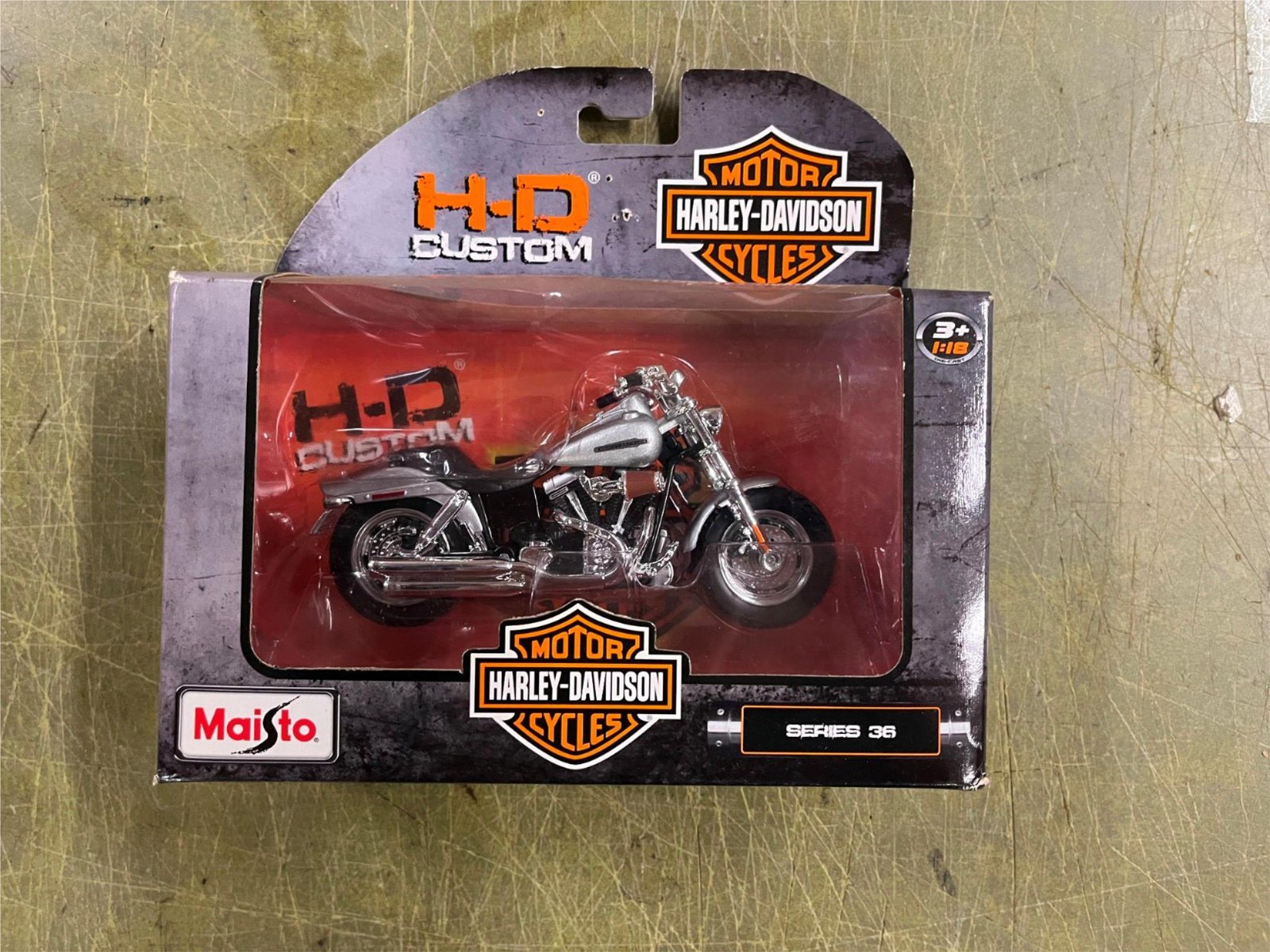Maisto Harley Davidson Motorcycles 1/18 Scale Series 36 2009 FXDFSE CVO Fat Bob