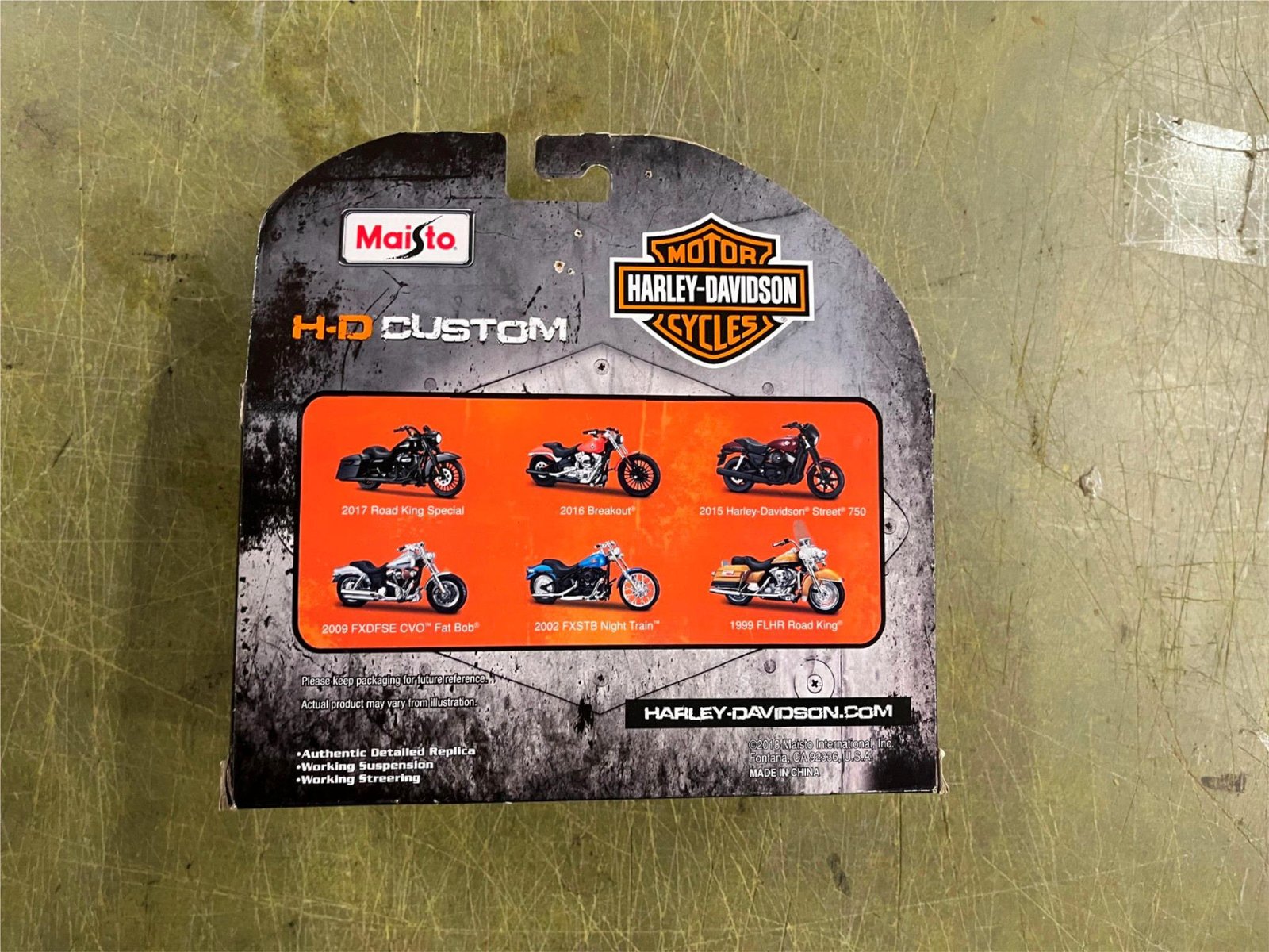 Maisto Harley Davidson Motorcycles 1/18 Scale Series 36 2009 FXDFSE CVO Fat Bob