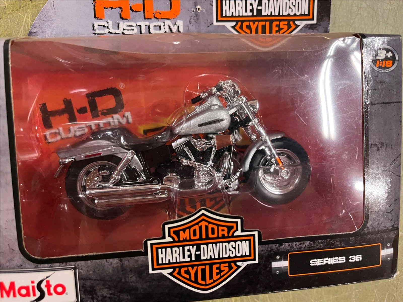Maisto Harley Davidson Motorcycles 1/18 Scale Series 36 2009 FXDFSE CVO Fat Bob