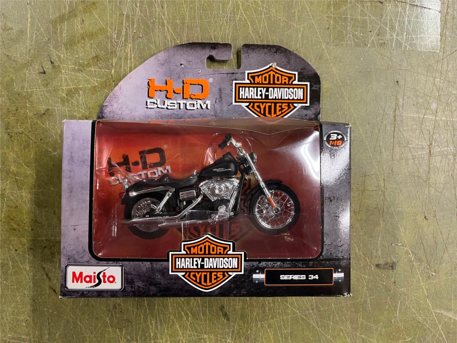 img1723.jpg Maisto Harley Davidson Motorcycles 1/18 Scale Series 34 2006 Dyna Street Bob