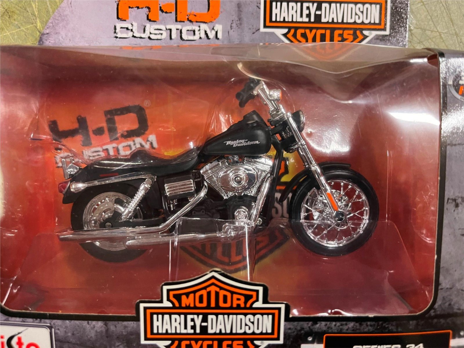img1725-1.jpg Maisto Harley Davidson Motorcycles 1/18 Scale Series 34 2006 Dyna Street Bob