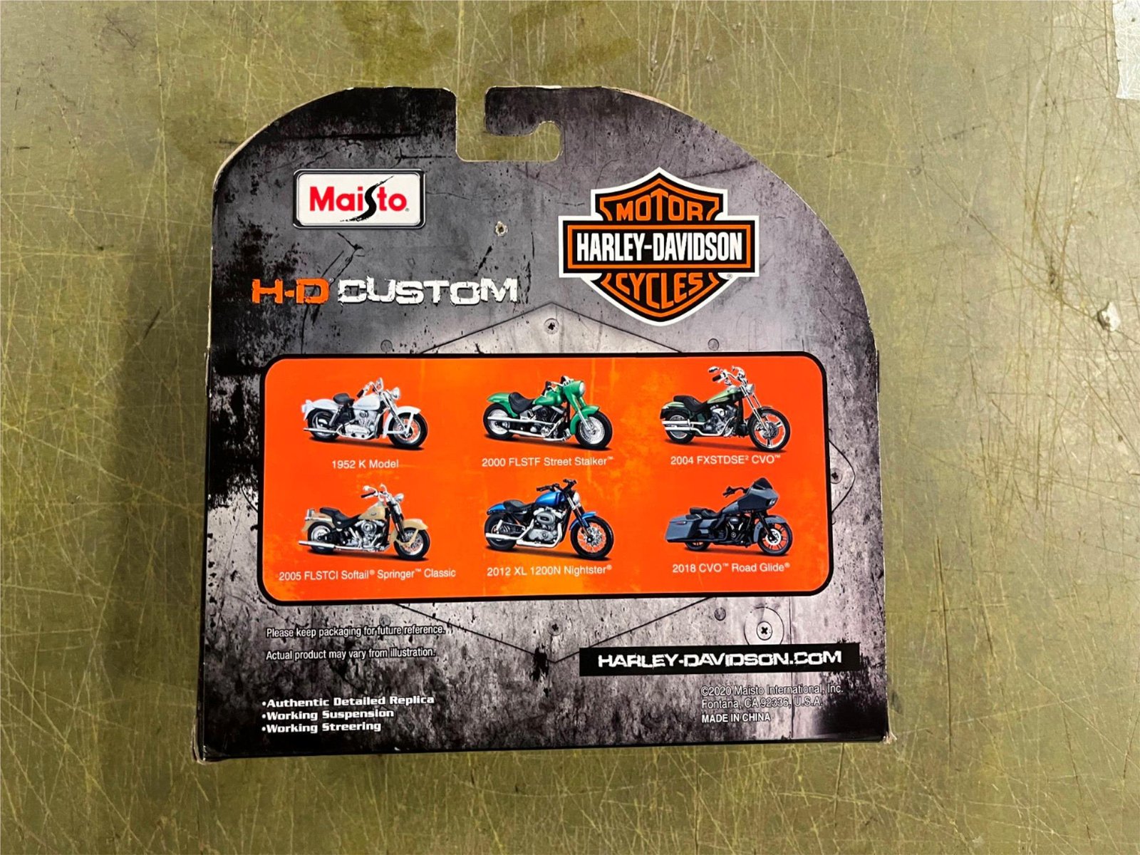 Maisto Harley Davidson Motorcycles 1/18 Scale Series 37 2004 FXSTDSE CVO