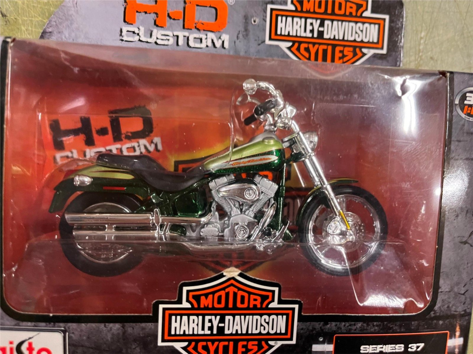 Maisto Harley Davidson Motorcycles 1/18 Scale Series 37 2004 FXSTDSE CVO
