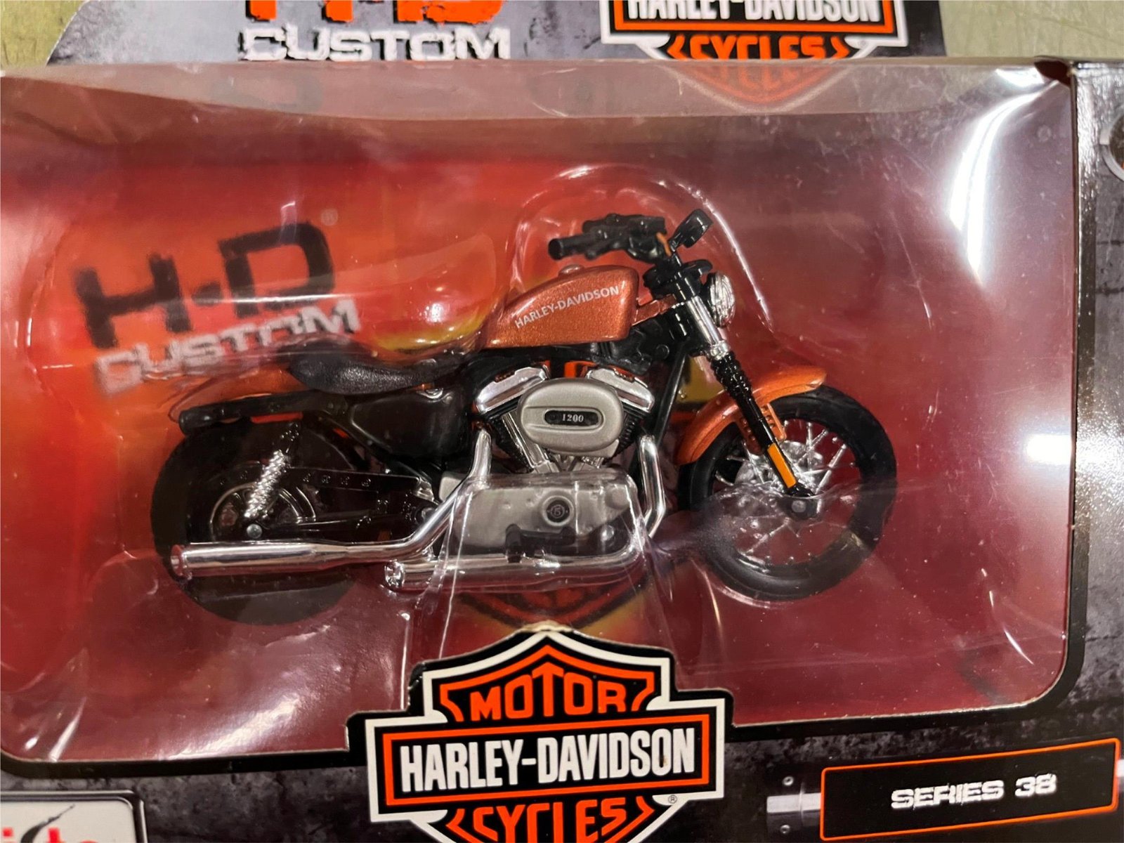 Maisto Harley Davidson Motorcycles 1/18 Scale Series 38 2007 XL 1200N Nightster