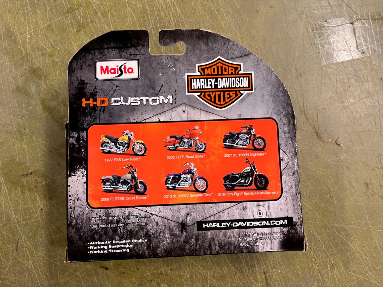 Maisto Harley Davidson Motorcycles 1/18 Scale Series 38 2008 FLSTSB Cross Bones