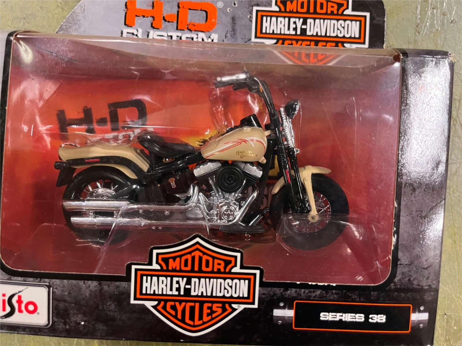 Maisto Harley Davidson Motorcycles 1/18 Scale Series 38 2008 FLSTSB Cross Bones