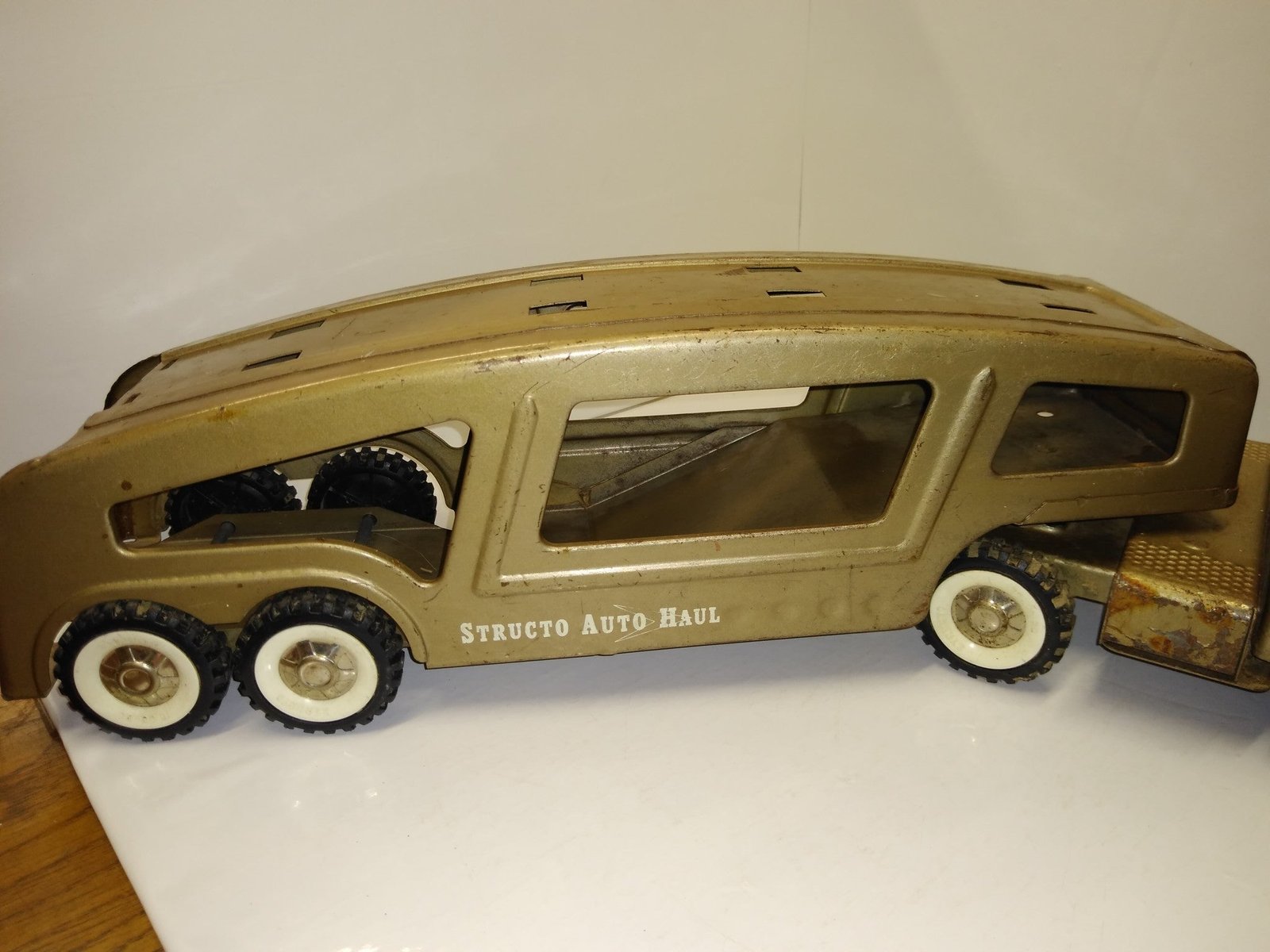 Vintage Structo Auto Haul Car Carrier Semi Truck Trailer Pressed Steel Toy Gold