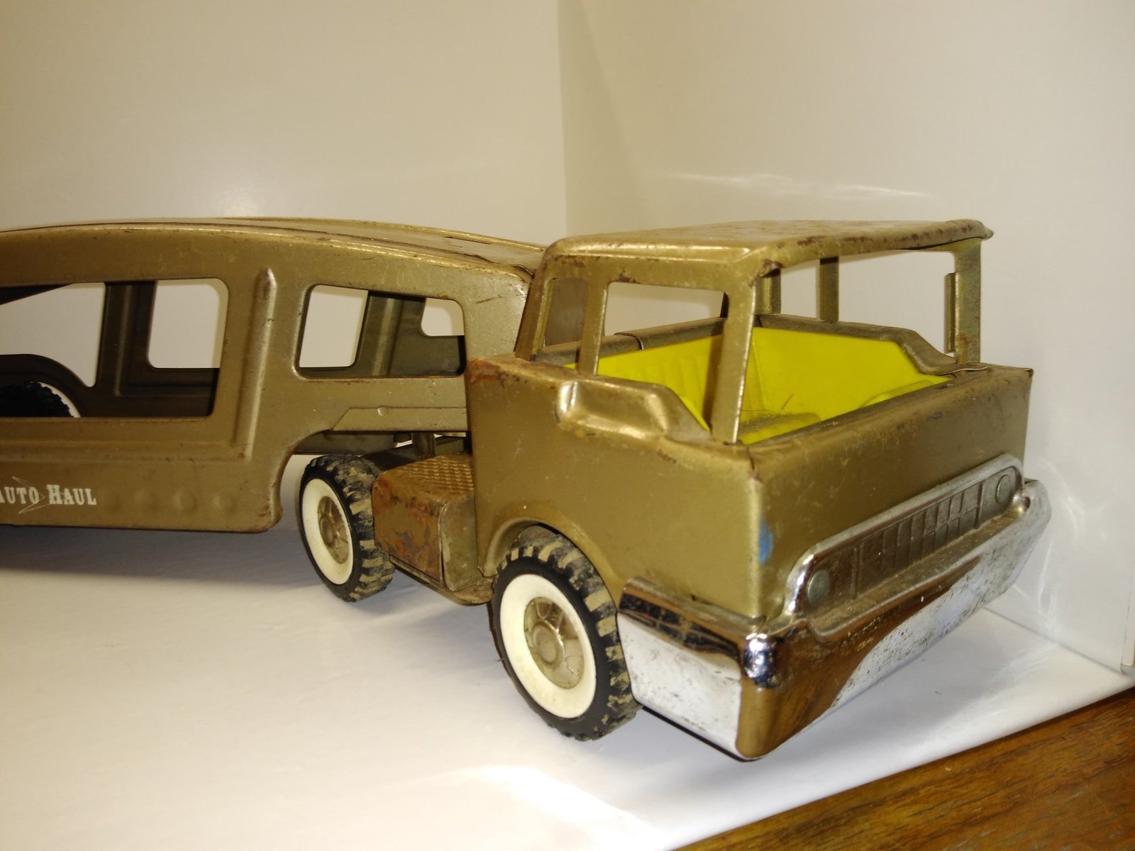 Vintage Structo Auto Haul Car Carrier Semi Truck Trailer Pressed Steel Toy Gold