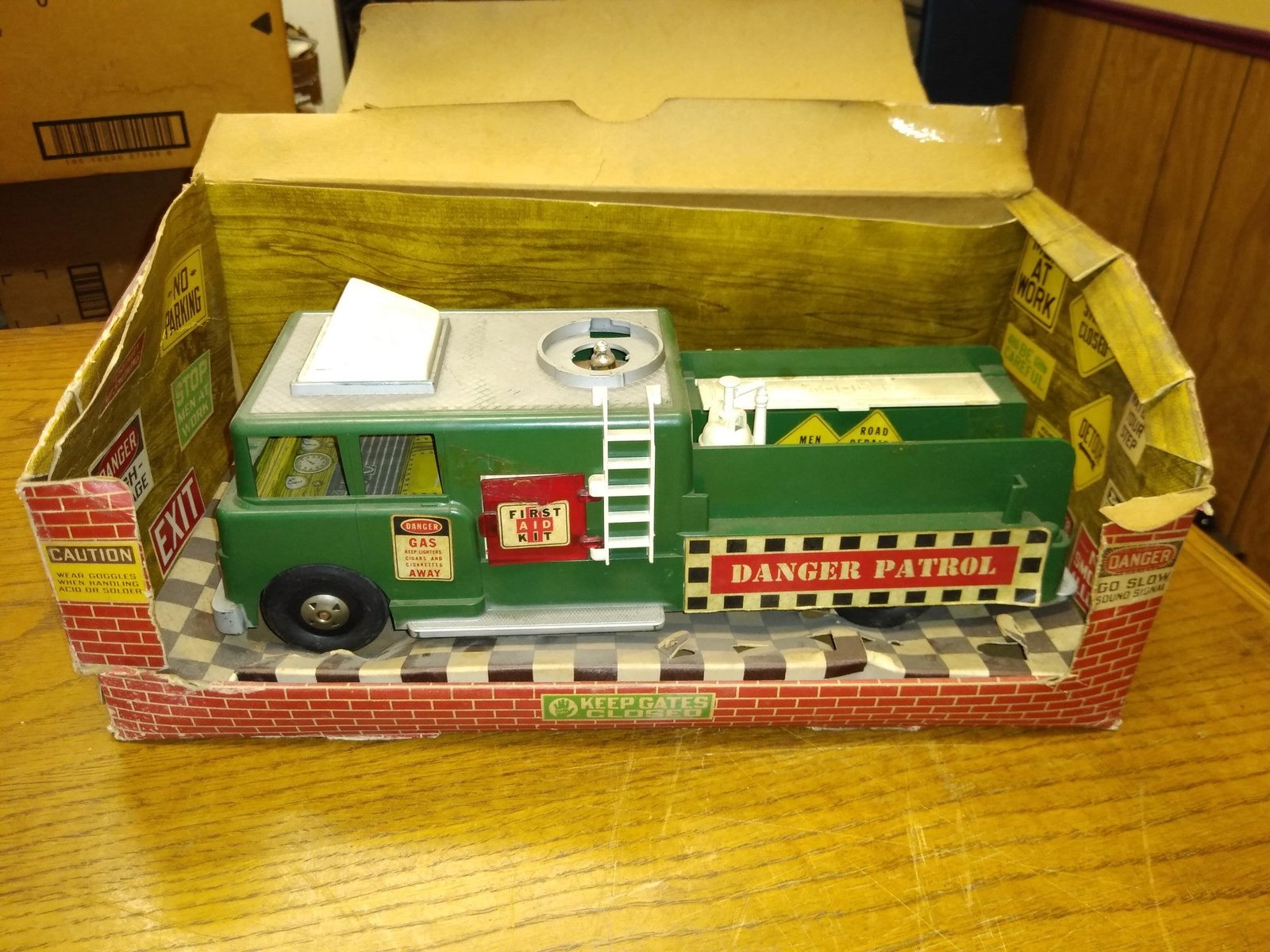 Vintage IDEAL DANGER PATROL GARAGE Friction Motor Toy Truck Tools Original Box