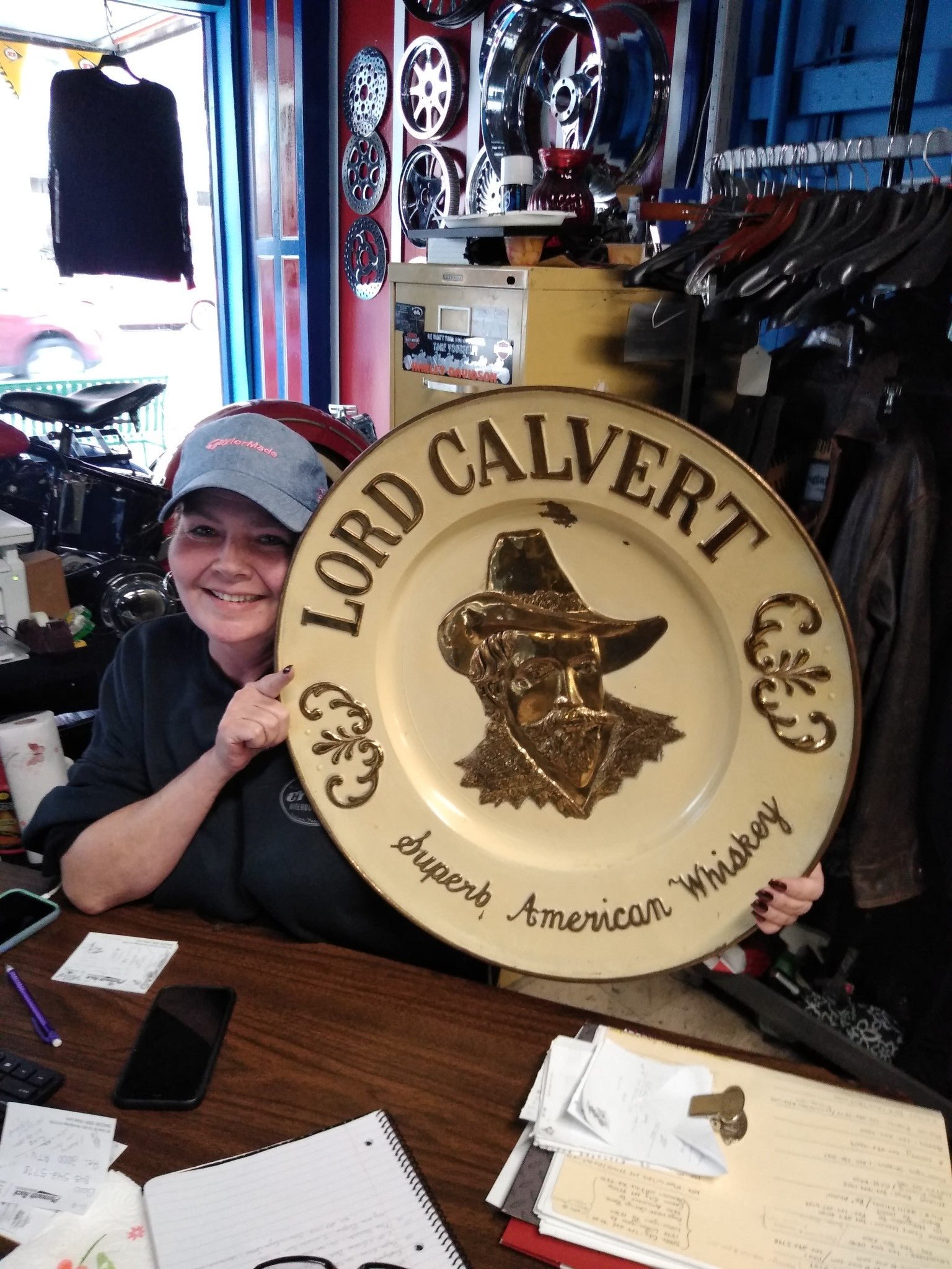 img20211112140557272.jpg Vtg Lord Calvert Whiskey large Round Metal Advertising Wall Hanging Sign 22 1/2"