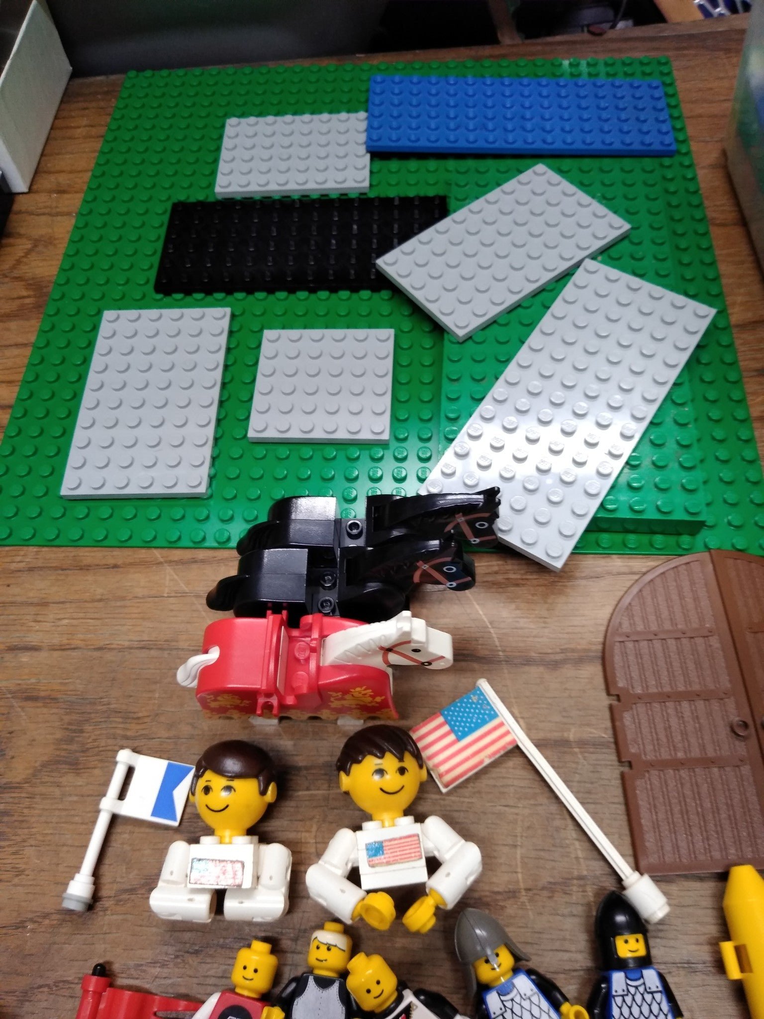 Huge Assorted Lego Parts Many Mini Figures Lot Horses Barding Saddles Swordsman