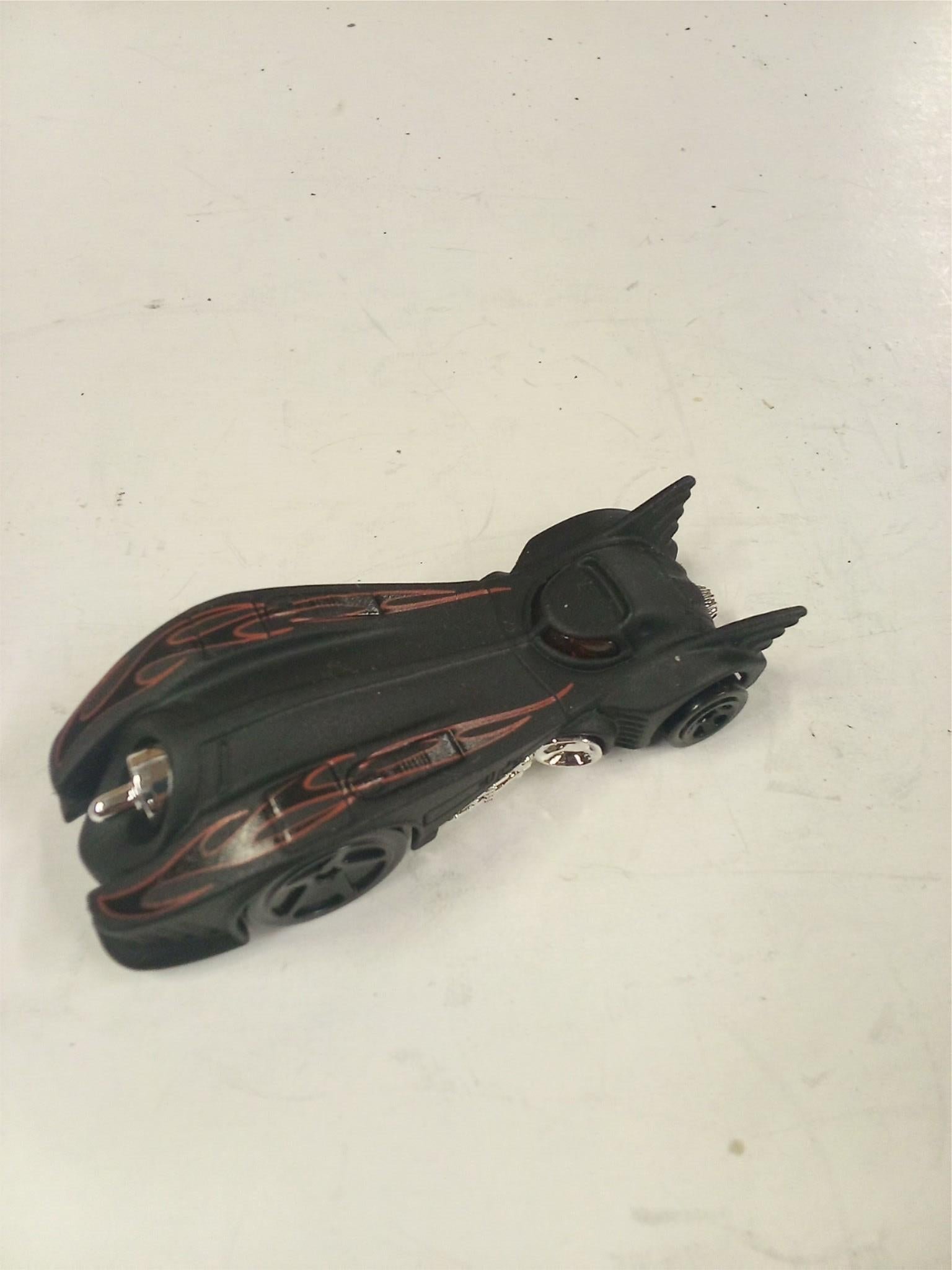 DC Batman 1:64 Scale 2003 Hot Wheels Super Hero Batmobile Park ‘n Plate Car/Case