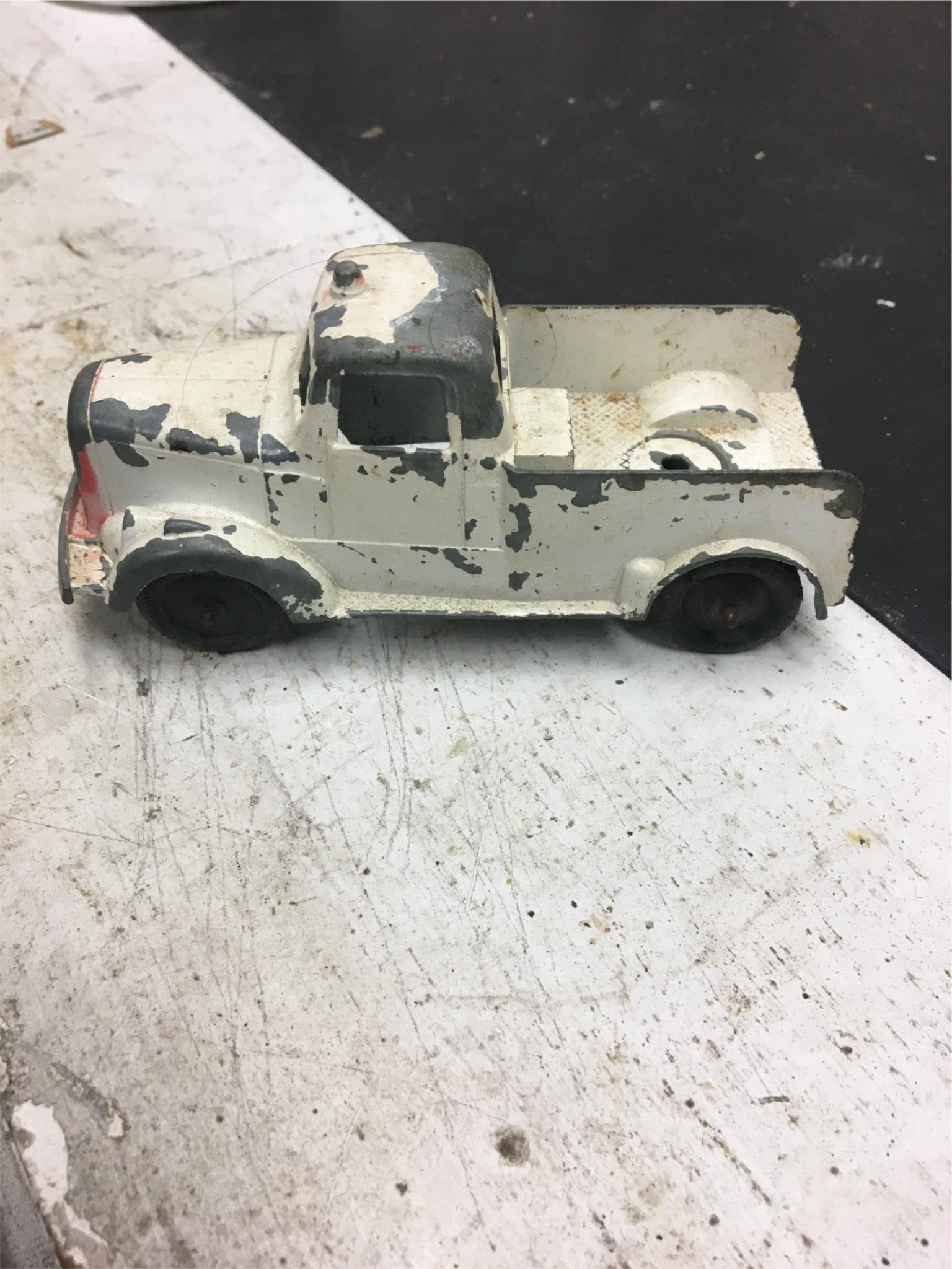 vintage!! TOOTSIE CAST toy truck white 1950s RARE antique U.S.A. Ford Tow truck