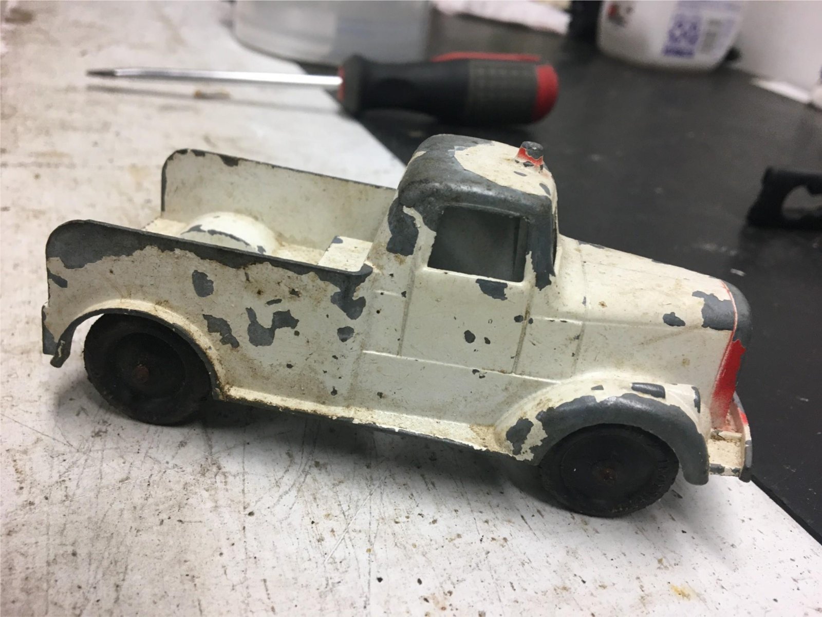 vintage!! TOOTSIE CAST toy truck white 1950s RARE antique U.S.A. Ford Tow truck