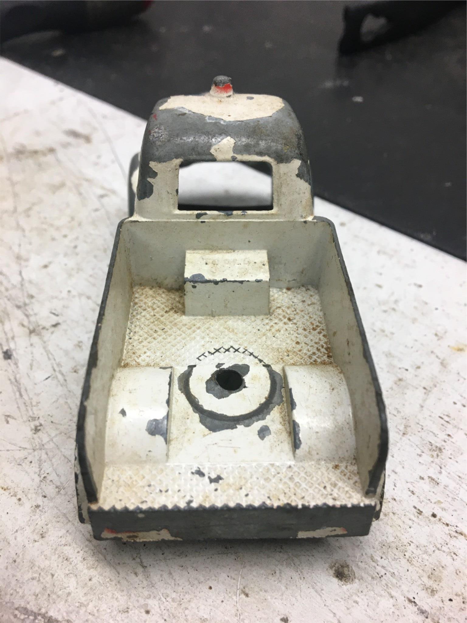 vintage!! TOOTSIE CAST toy truck white 1950s RARE antique U.S.A. Ford Tow truck