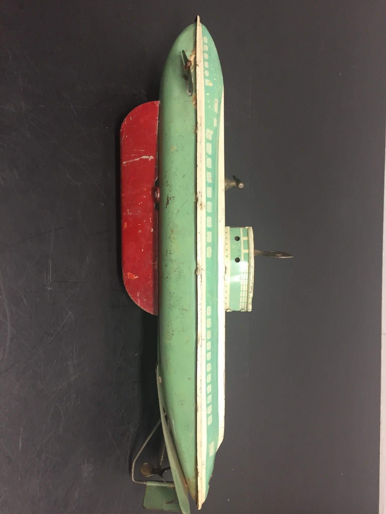 img5241.jpg vintage 1940s tin litho wind up wolverine toy submarine Marx Wyndotte Structo
