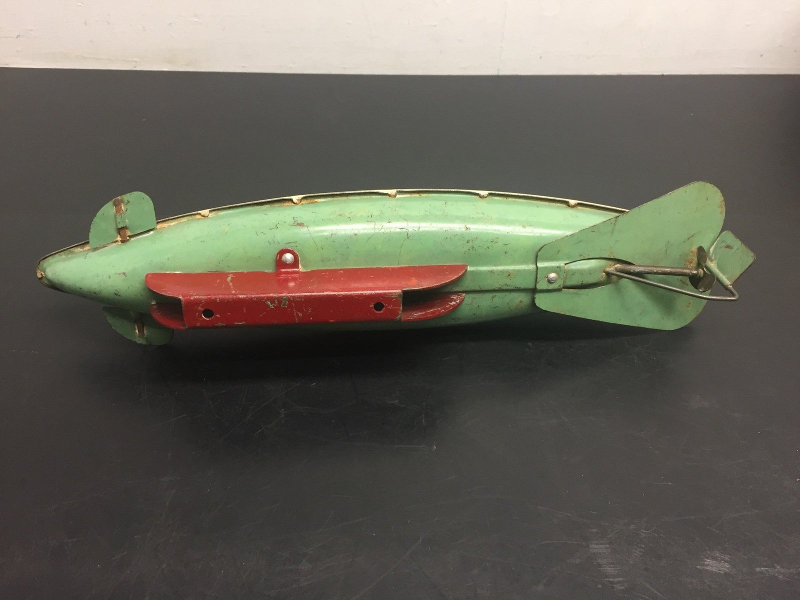 img5242.jpg vintage 1940s tin litho wind up wolverine toy submarine Marx Wyndotte Structo