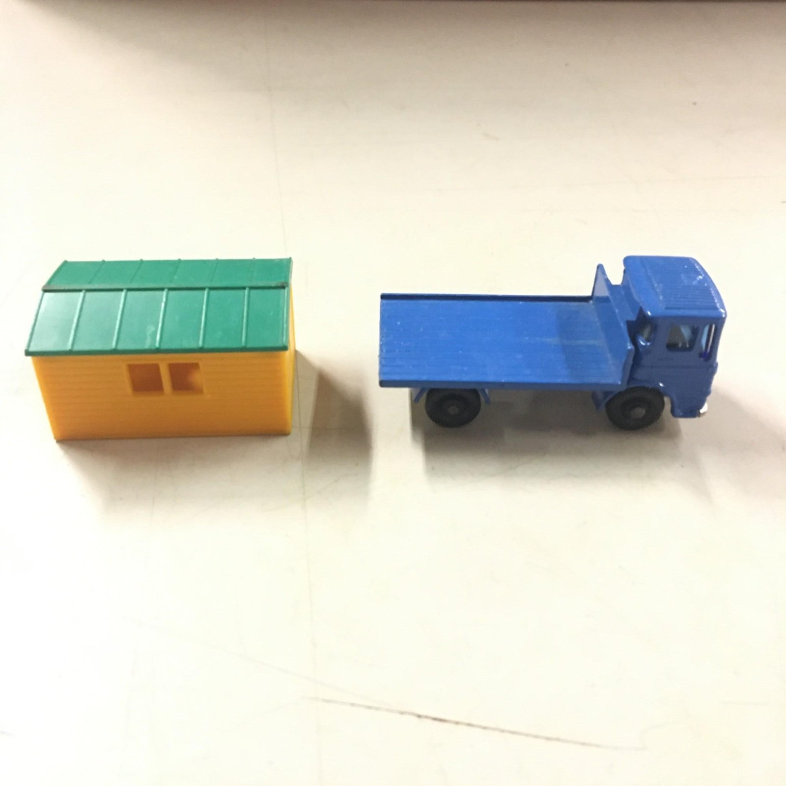 img5896_31fc8a44-ae8e-4b56-904a-95515ab57bfc.jpg Vintage Mint Lesney Matchbox Toy Car Box #60 Site Office Truck Mac Peterbu Tract
