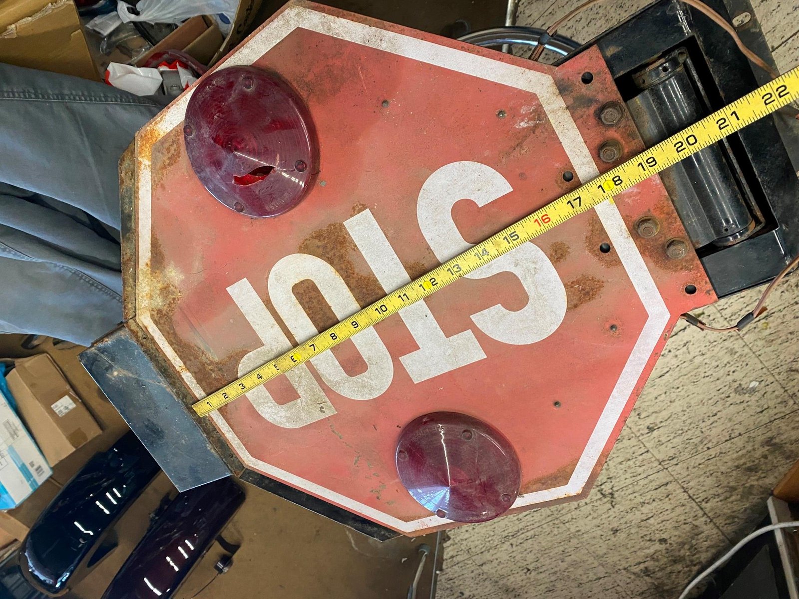 img5953_99e3fedd-c676-468a-bfed-82ea916af6ef.jpg Vtg Swing Out Stop Sign Road Bus Construction Tin Metal Light up Oil Gas Garage