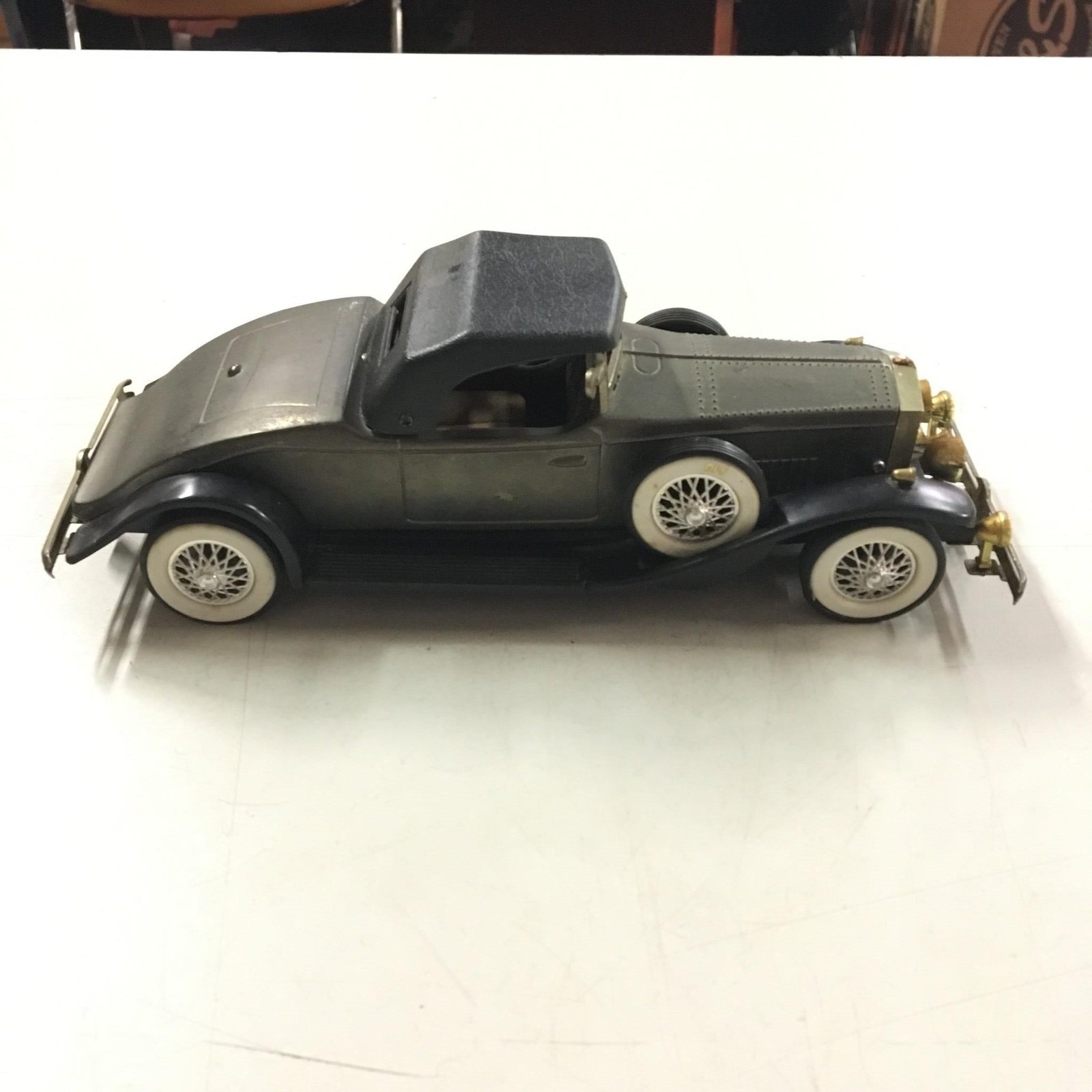 img8672_7b7ad0eb-e3fc-4c84-b89c-c7cd90c9b515.jpg Vintage 1931 Rolls Royce Phantom Transistor AM Radio Works Toy Car Solid State