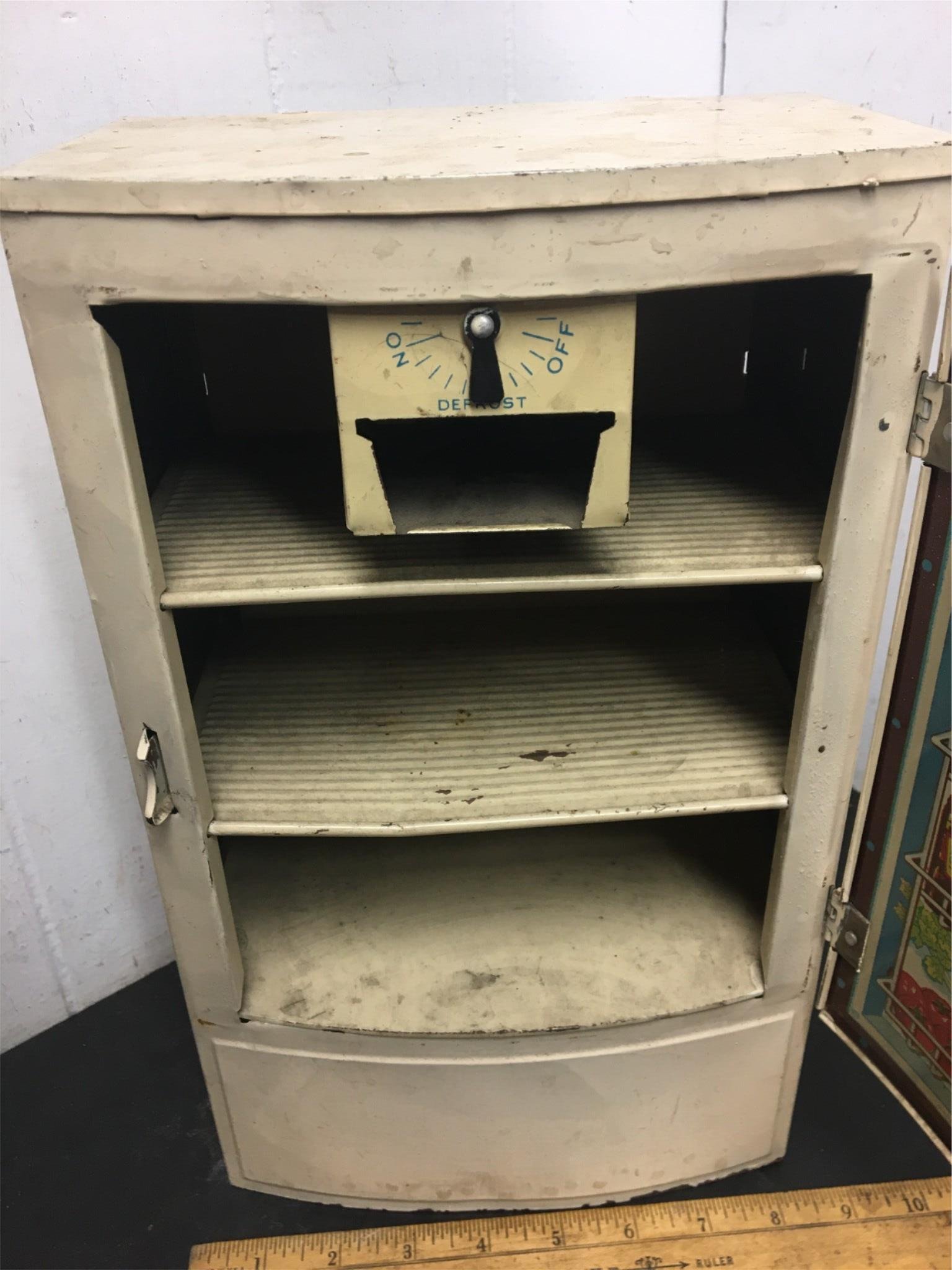 Vintage Wolverine Toy Polar Refrigerator & Ice Box tall 50s Tin Litho USA detail